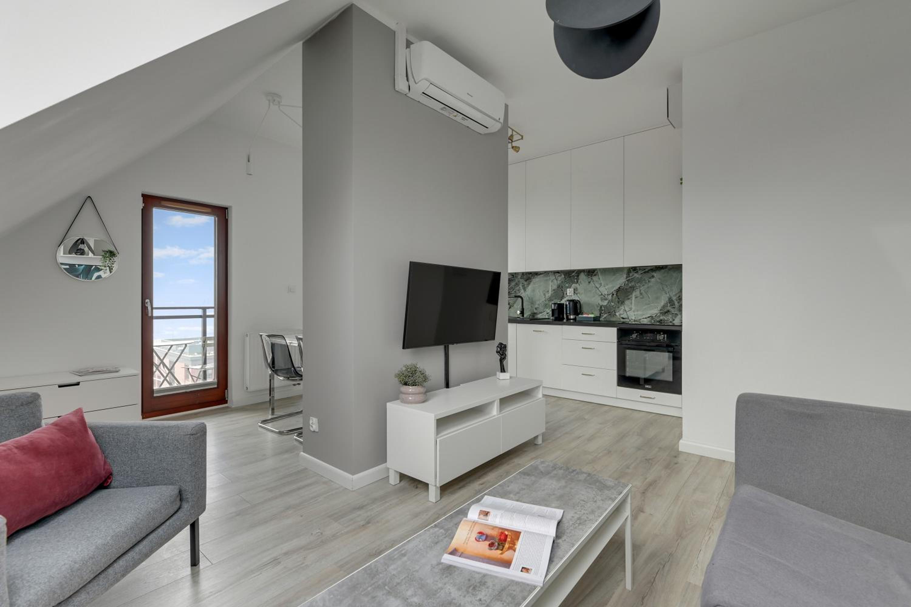 Aura III Apartments & Free Parking by Downtown Apartments