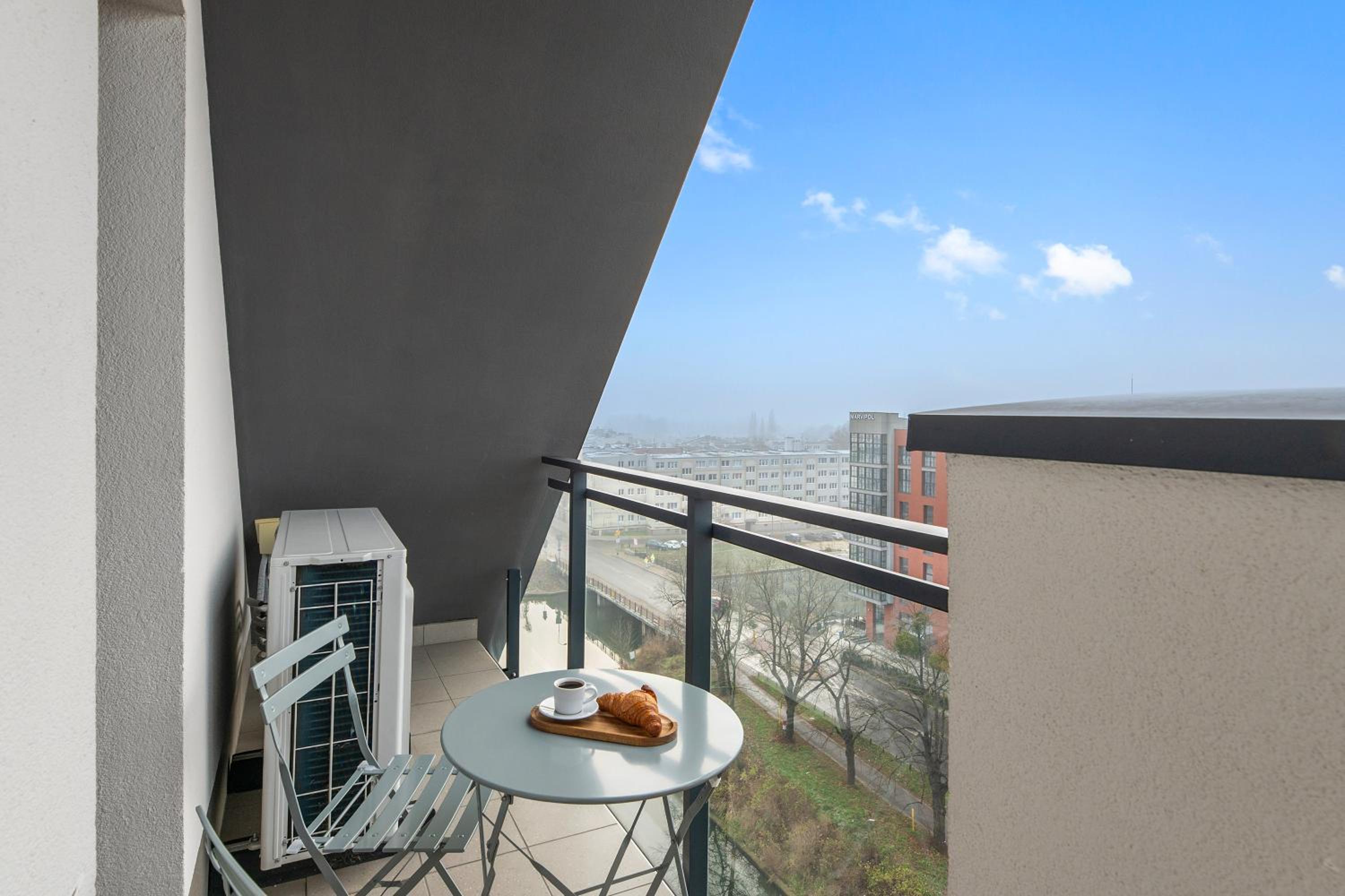 Aura III Apartments & Free Parking by Downtown Apartments