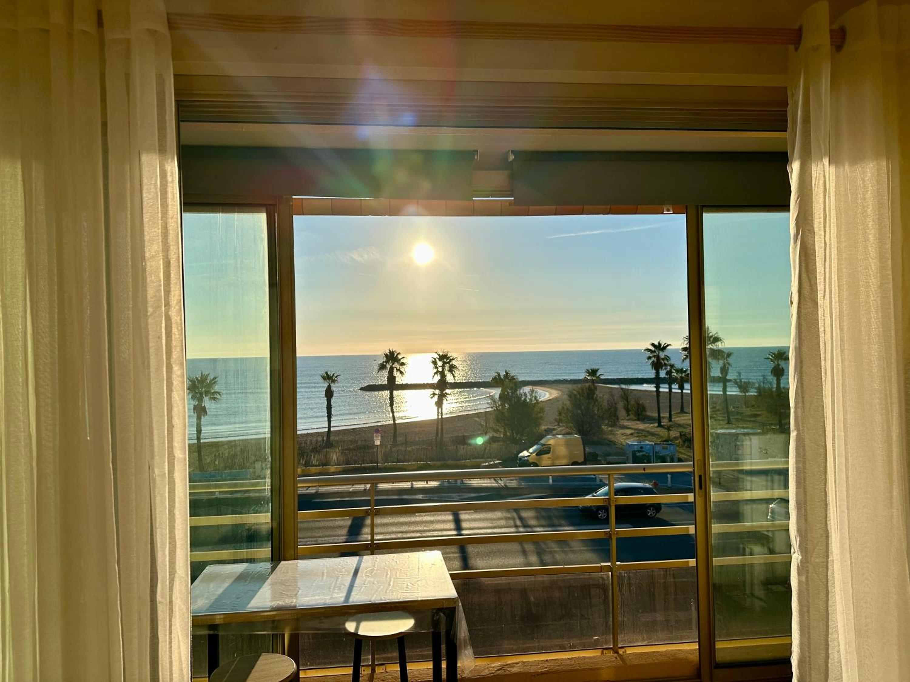 Studio climatisé front de mer avec vue mer panoramique et parking
