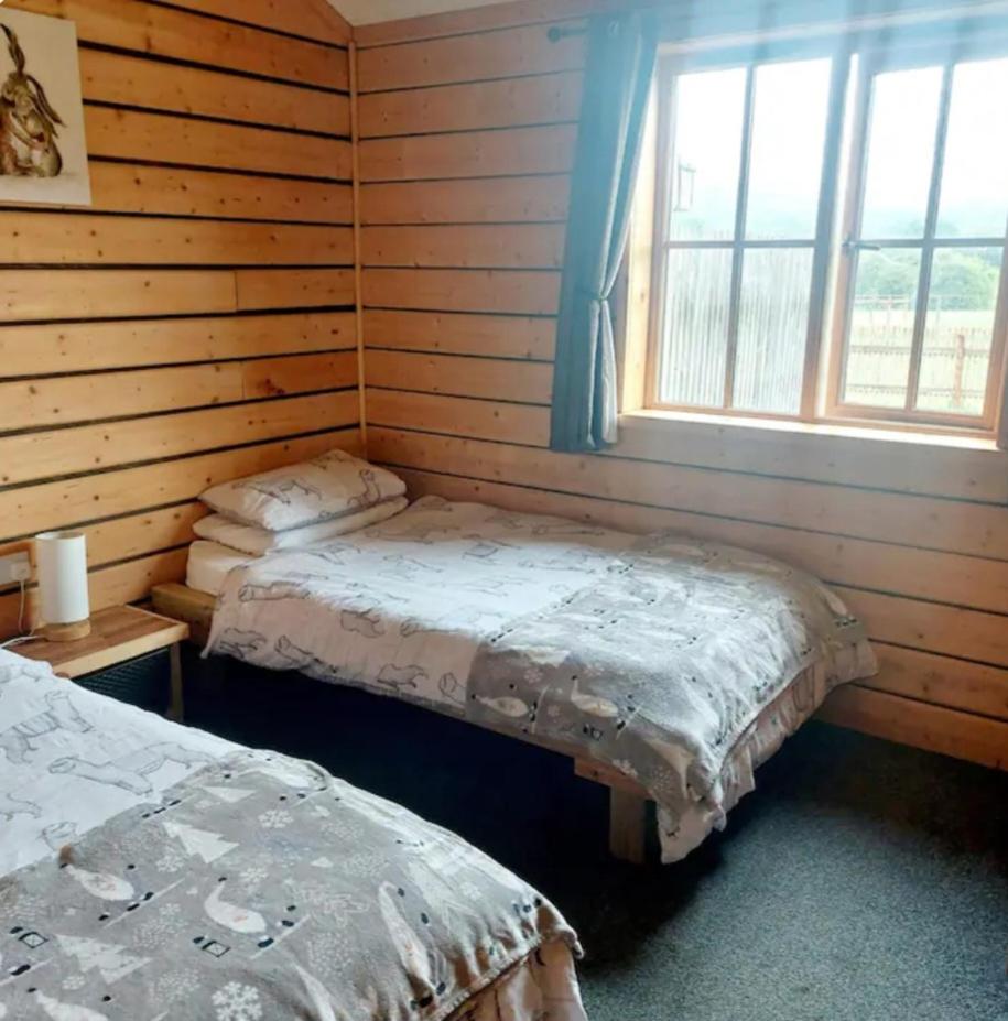 Alpaca cabin-mountain view-hot tub-rural retreat