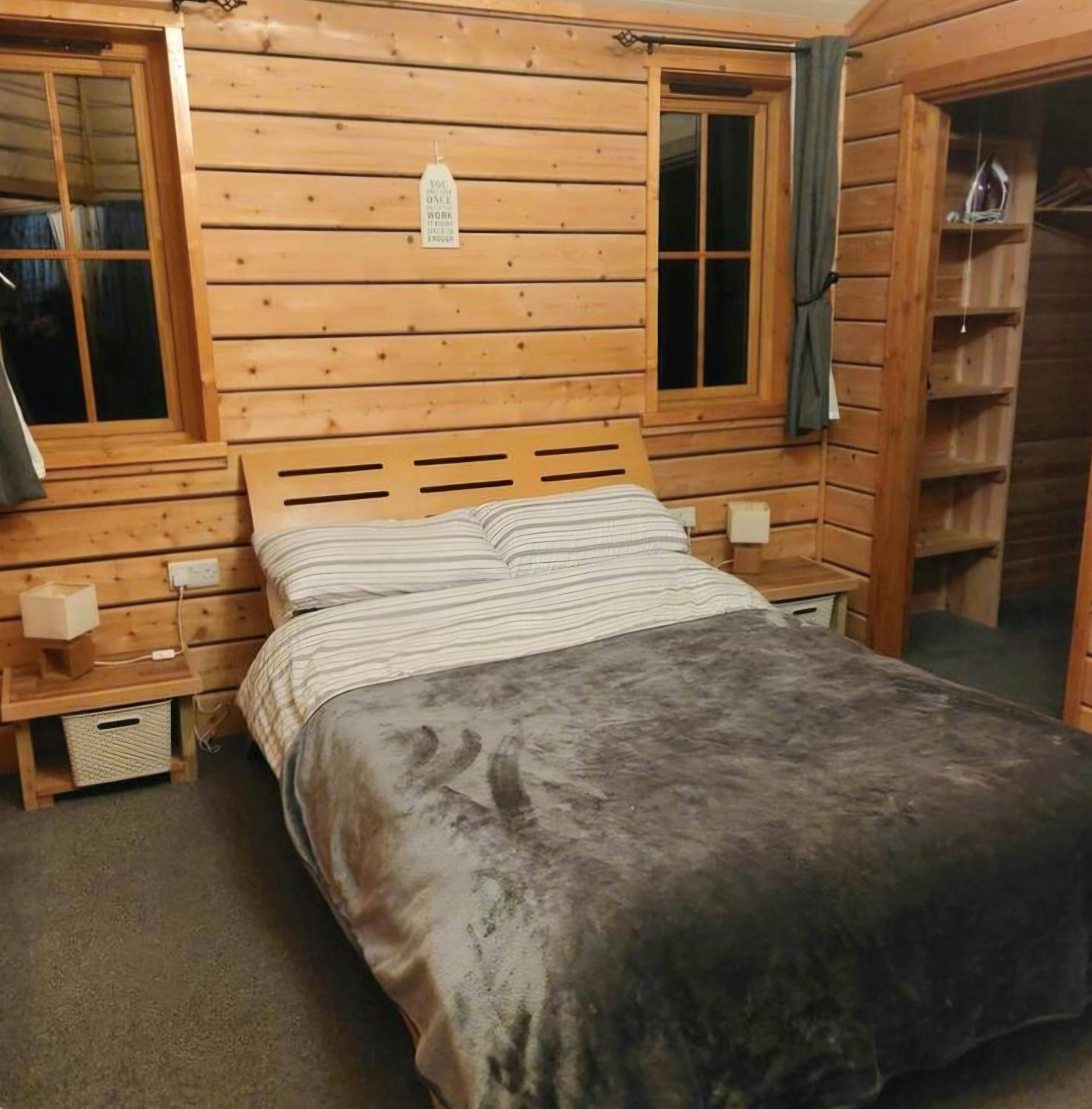 Alpaca cabin-mountain view-hot tub-rural retreat