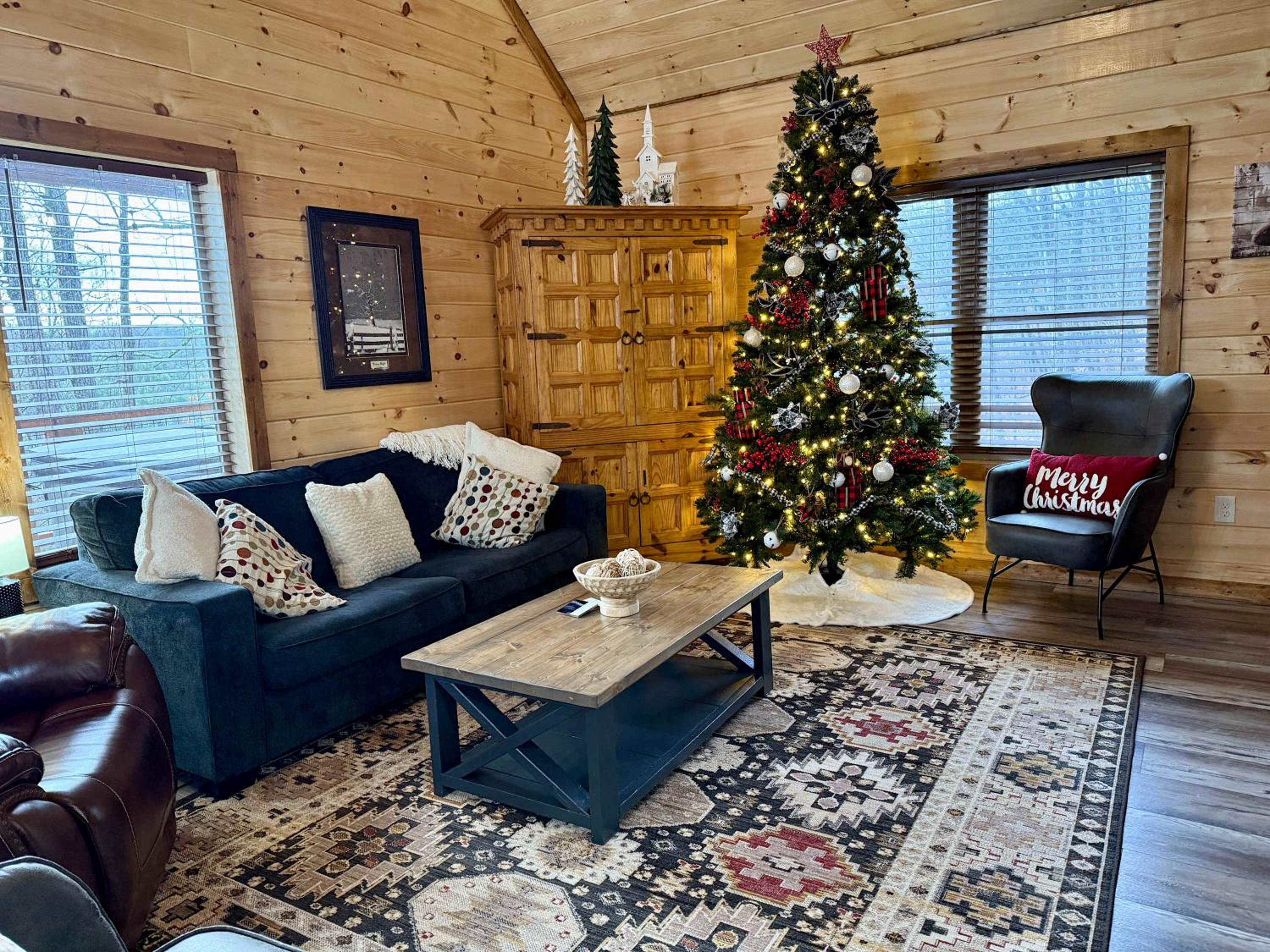 Luxury Cabin with Hot Tub and Resort Access