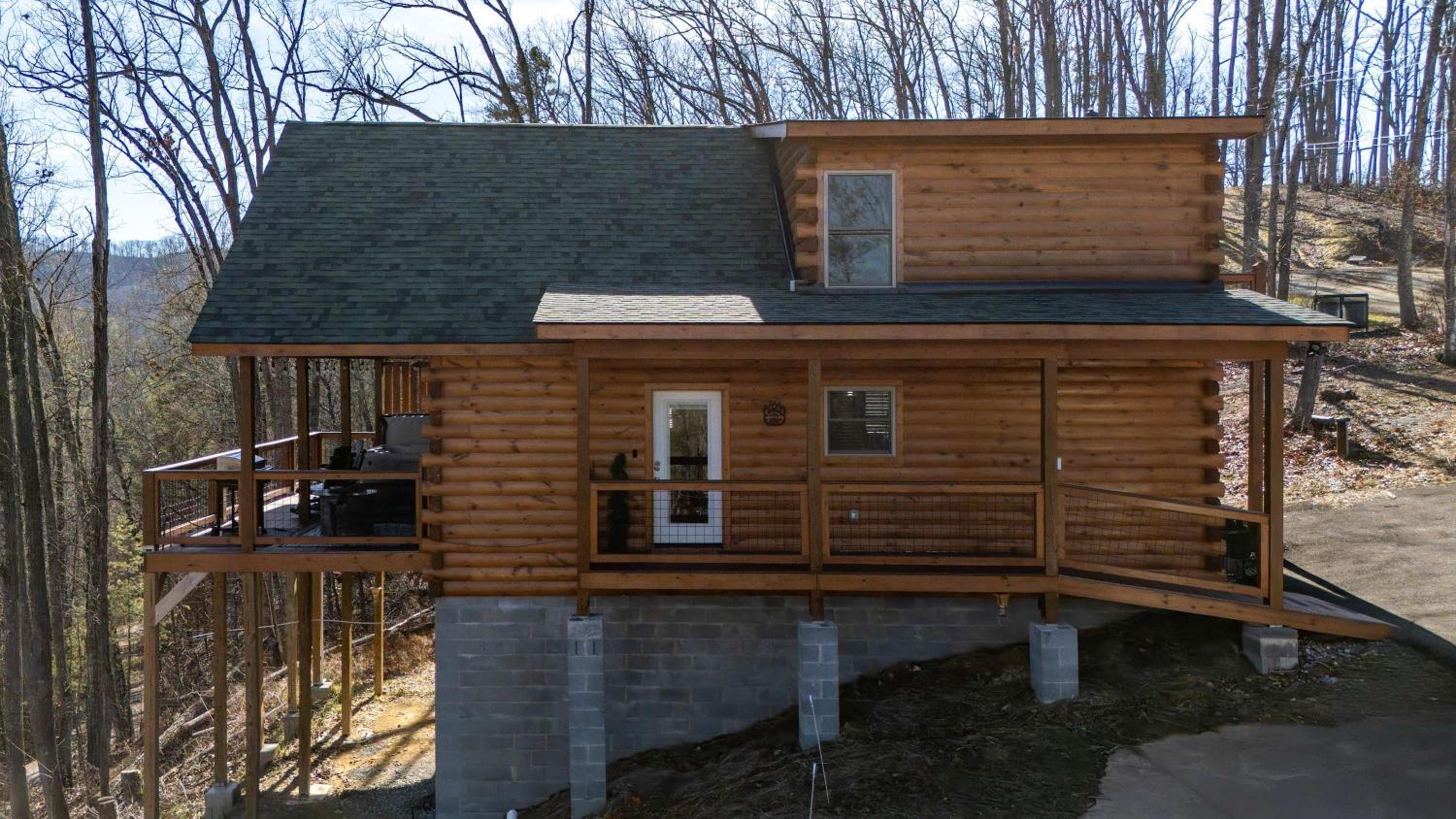 Luxury Cabin with Hot Tub and Resort Access