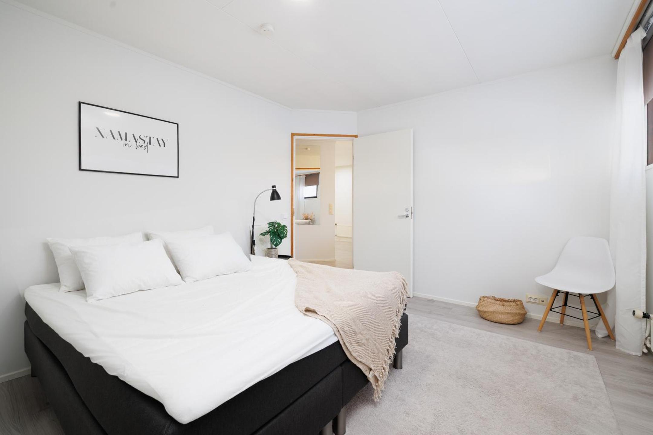 Spacious 1BR Near City Center, Free Parking by FeelsHome