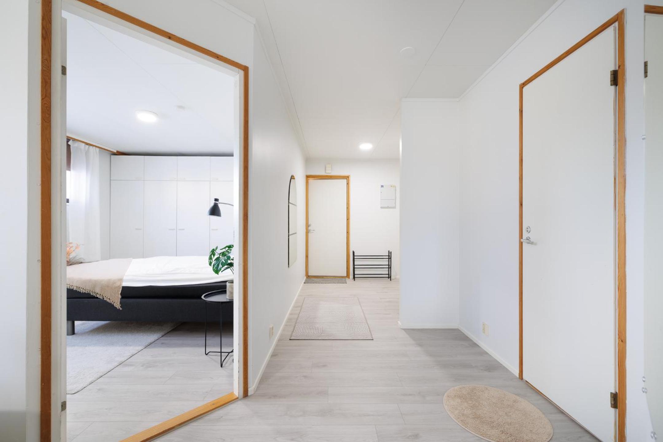 Spacious 1BR Near City Center, Free Parking by FeelsHome