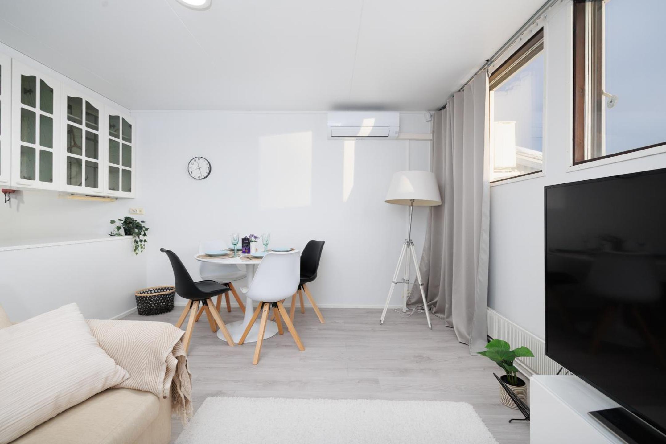 Spacious 1BR Near City Center, Free Parking by FeelsHome