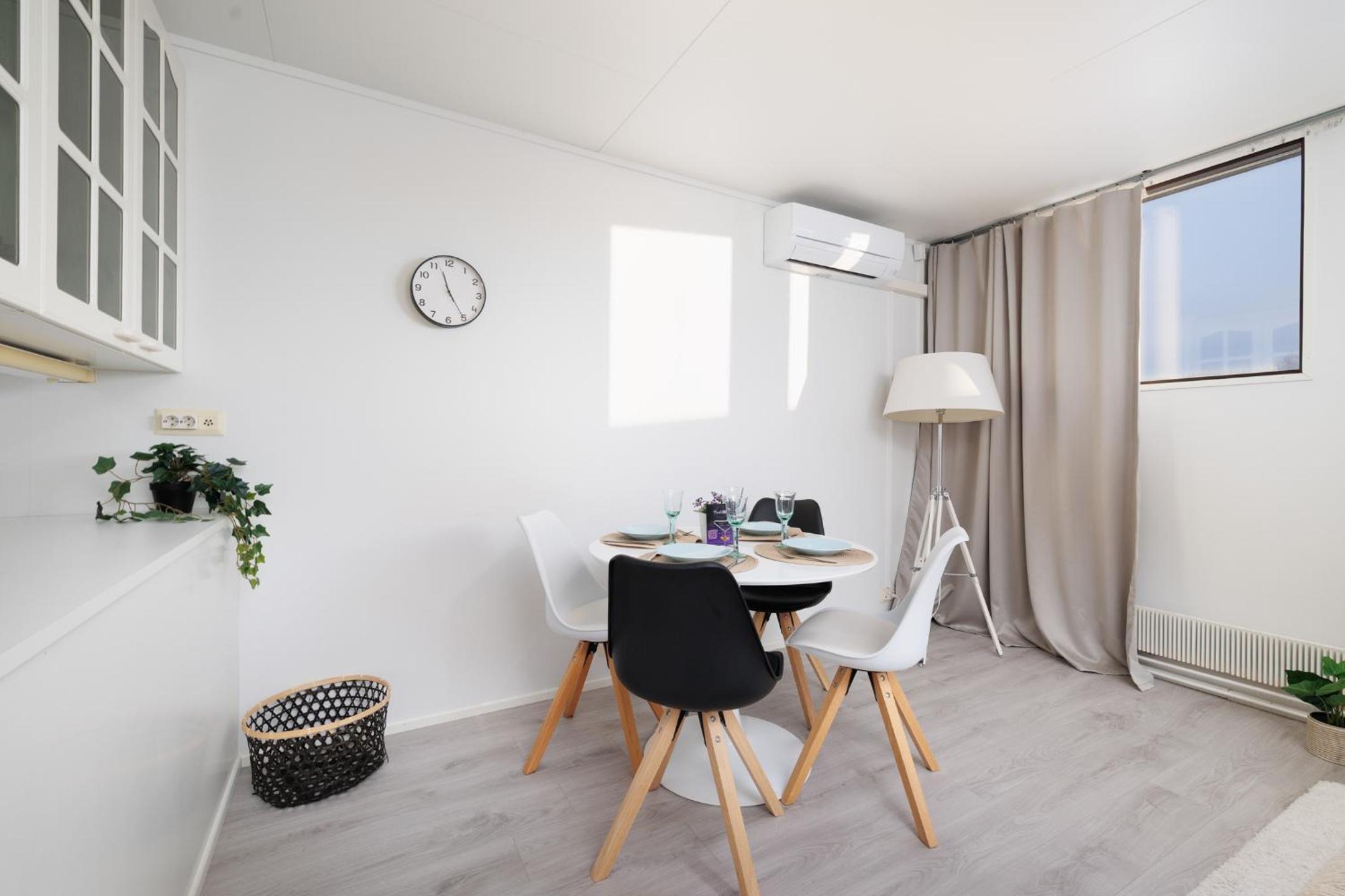 Spacious 1BR Near City Center, Free Parking by FeelsHome