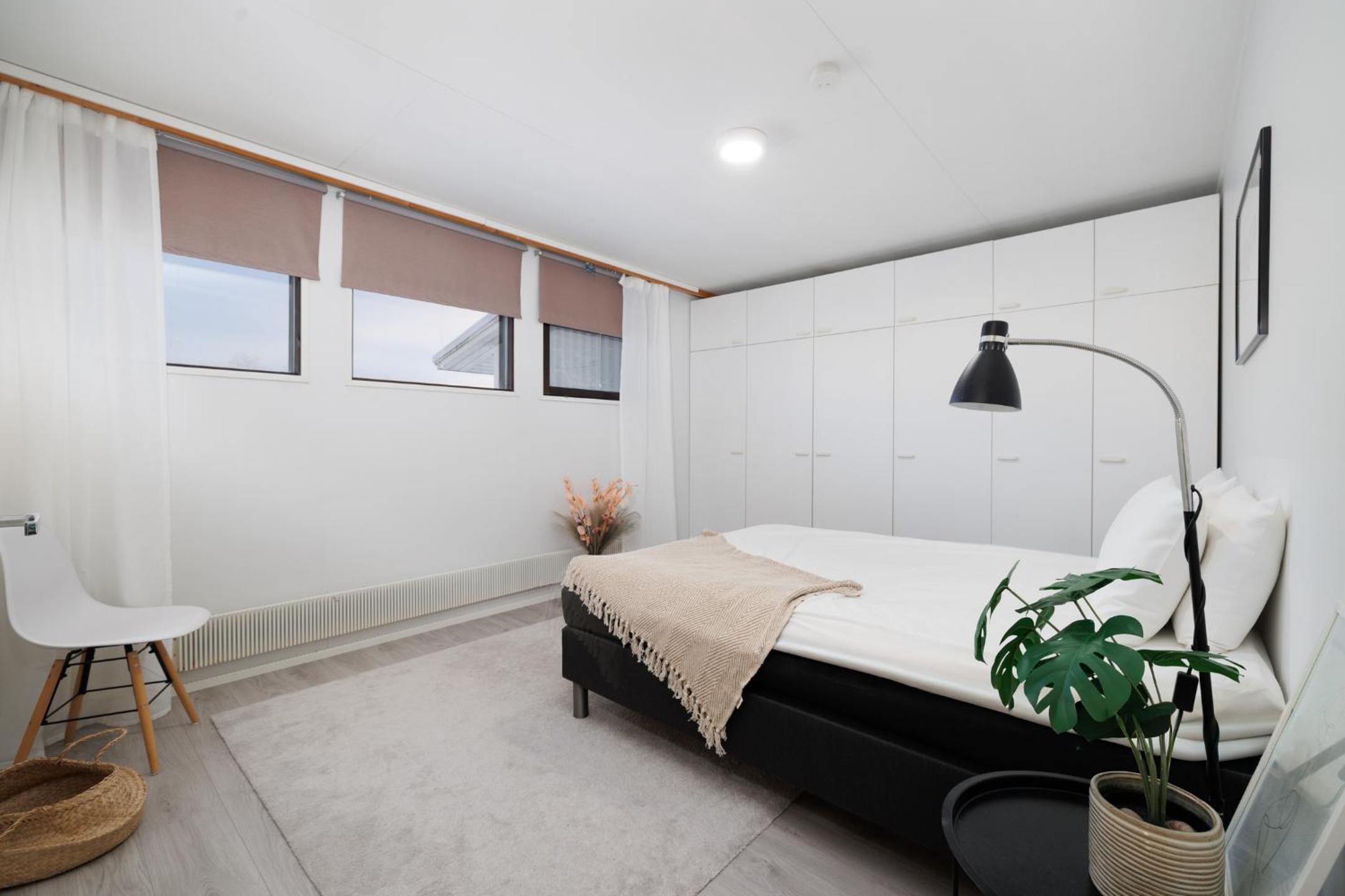 Spacious 1BR Near City Center, Free Parking by FeelsHome