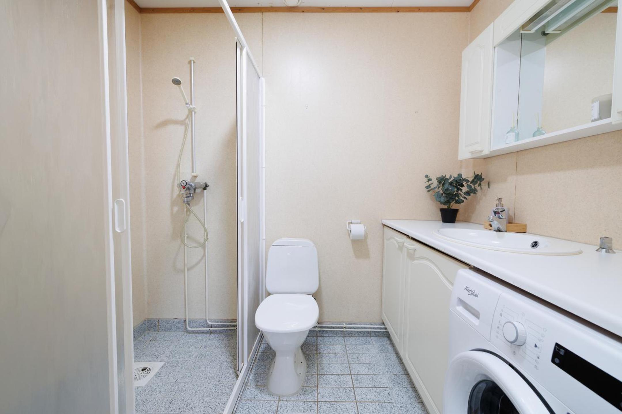 Spacious 1BR Near City Center, Free Parking by FeelsHome