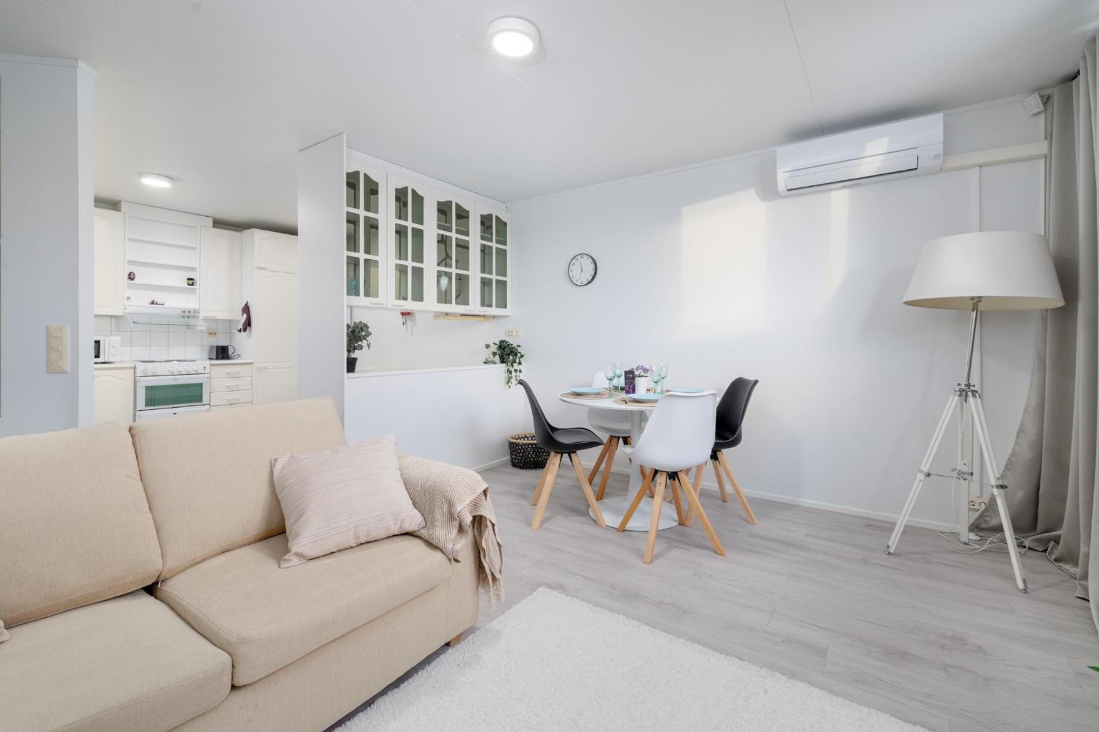 Spacious 1BR Near City Center, Free Parking by FeelsHome