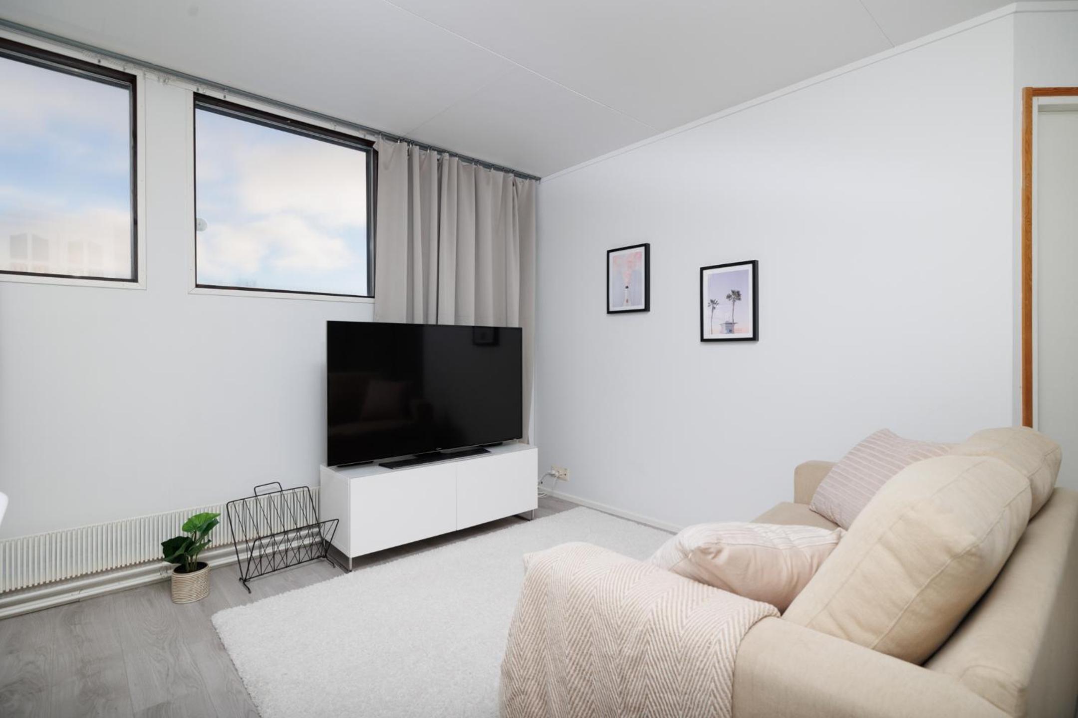 Spacious 1BR Near City Center, Free Parking by FeelsHome