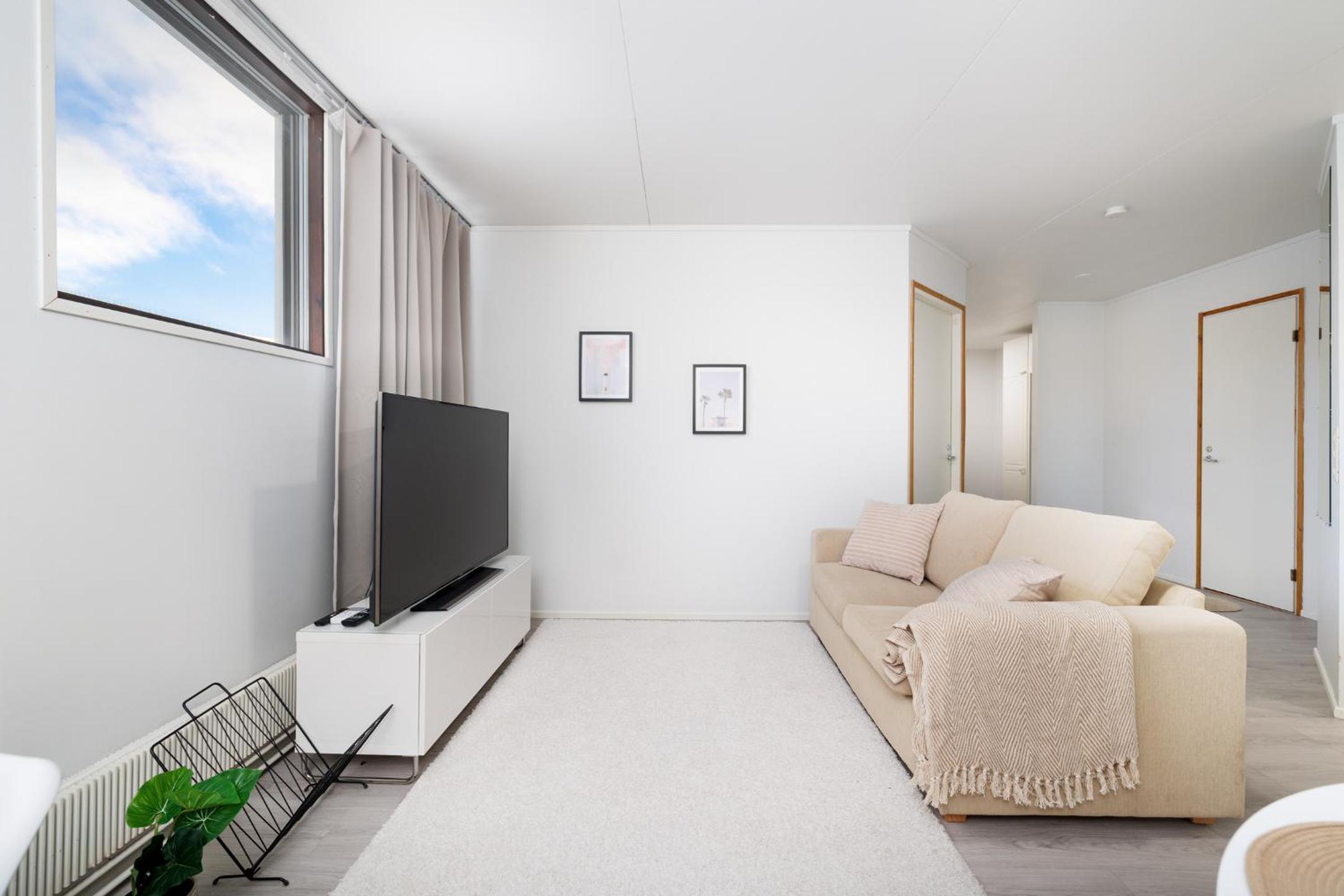 Spacious 1BR Near City Center, Free Parking by FeelsHome