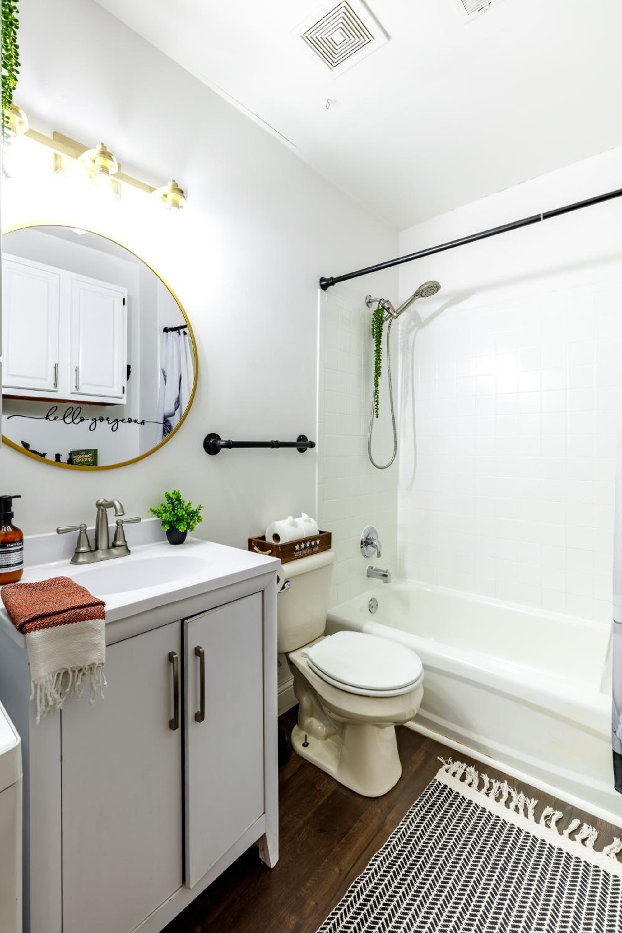 Jungle House Columbus Short North Downtown Free Parking - Walk to Convention Center & Nationwide Arena - 3BR Luxury Home - Sleeps 18 - Over 5,800 Five Star