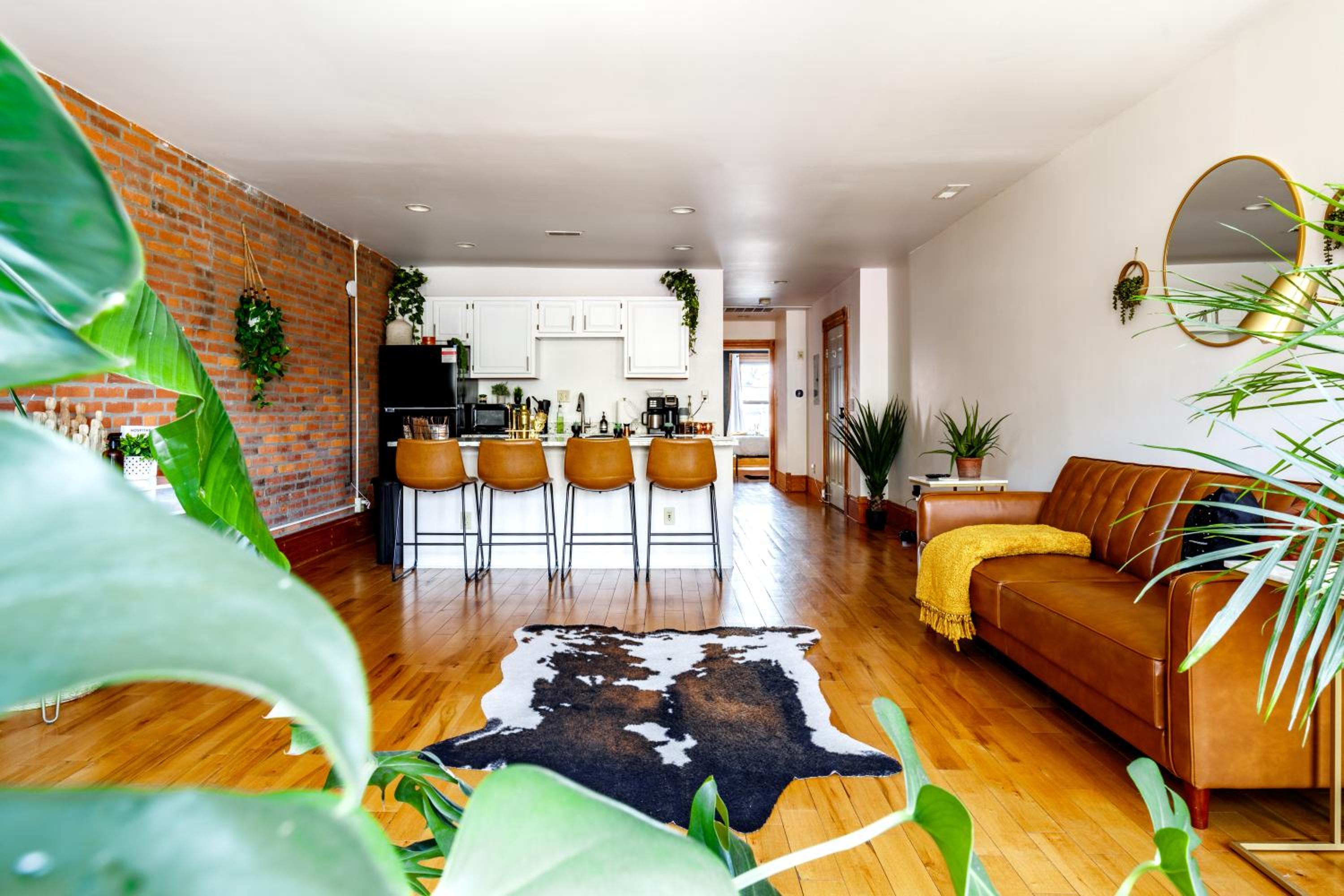 Jungle House Columbus Short North Downtown Free Parking - Walk to Convention Center & Nationwide Arena - 3BR Luxury Home - Sleeps 18 - Over 5,800 Five Star