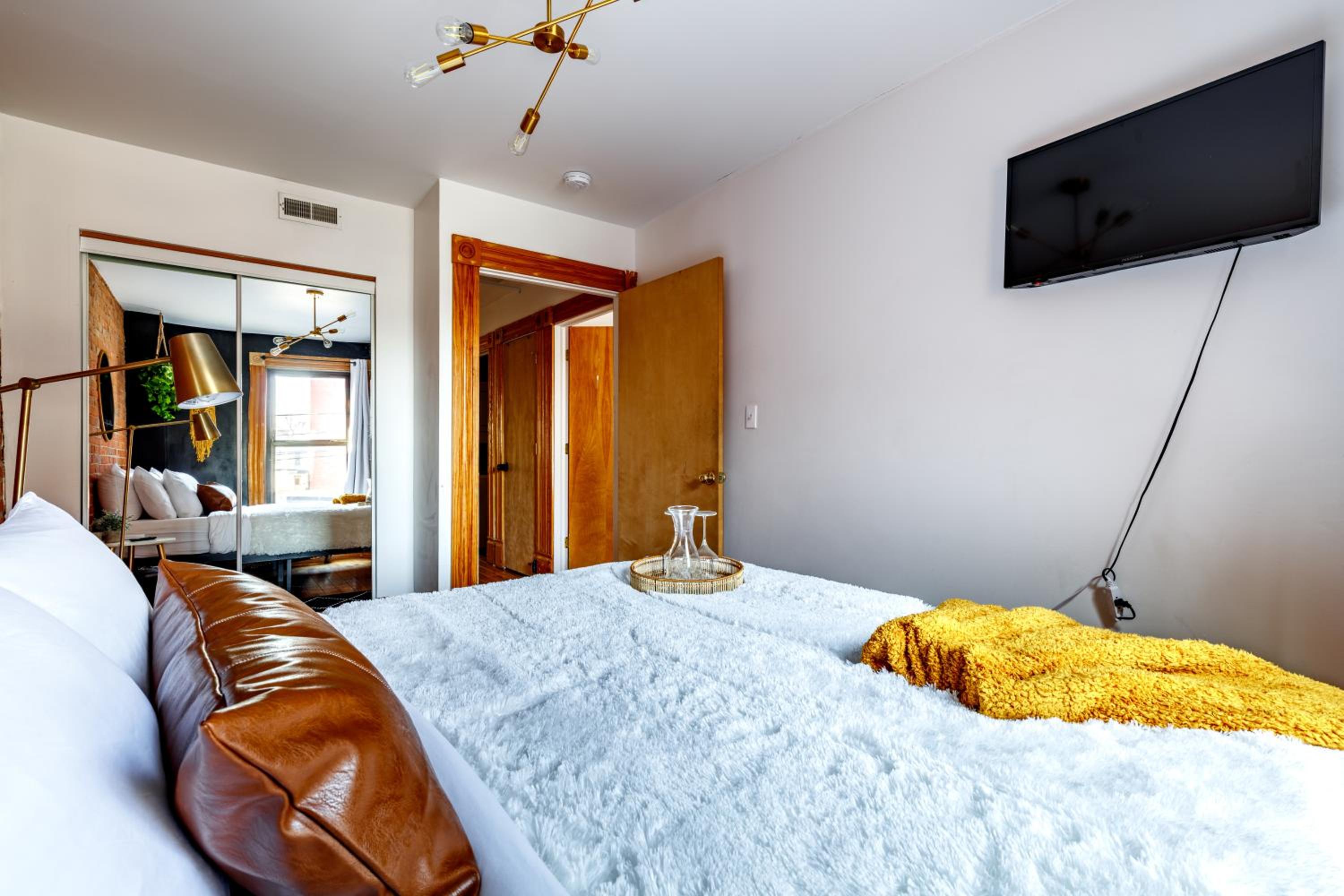 Jungle House Columbus Short North Downtown Free Parking - Walk to Convention Center & Nationwide Arena - 3BR Luxury Home - Sleeps 18 - Over 5,800 Five Star