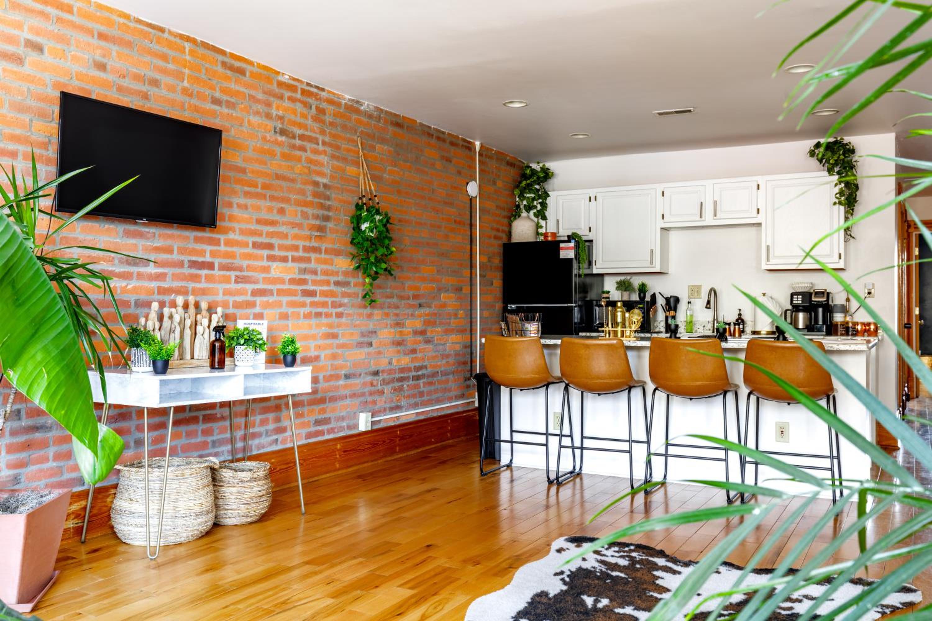 Jungle House Columbus Short North Downtown Free Parking - Walk to Convention Center & Nationwide Arena - 3BR Luxury Home - Sleeps 18 - Over 5,800 Five Star