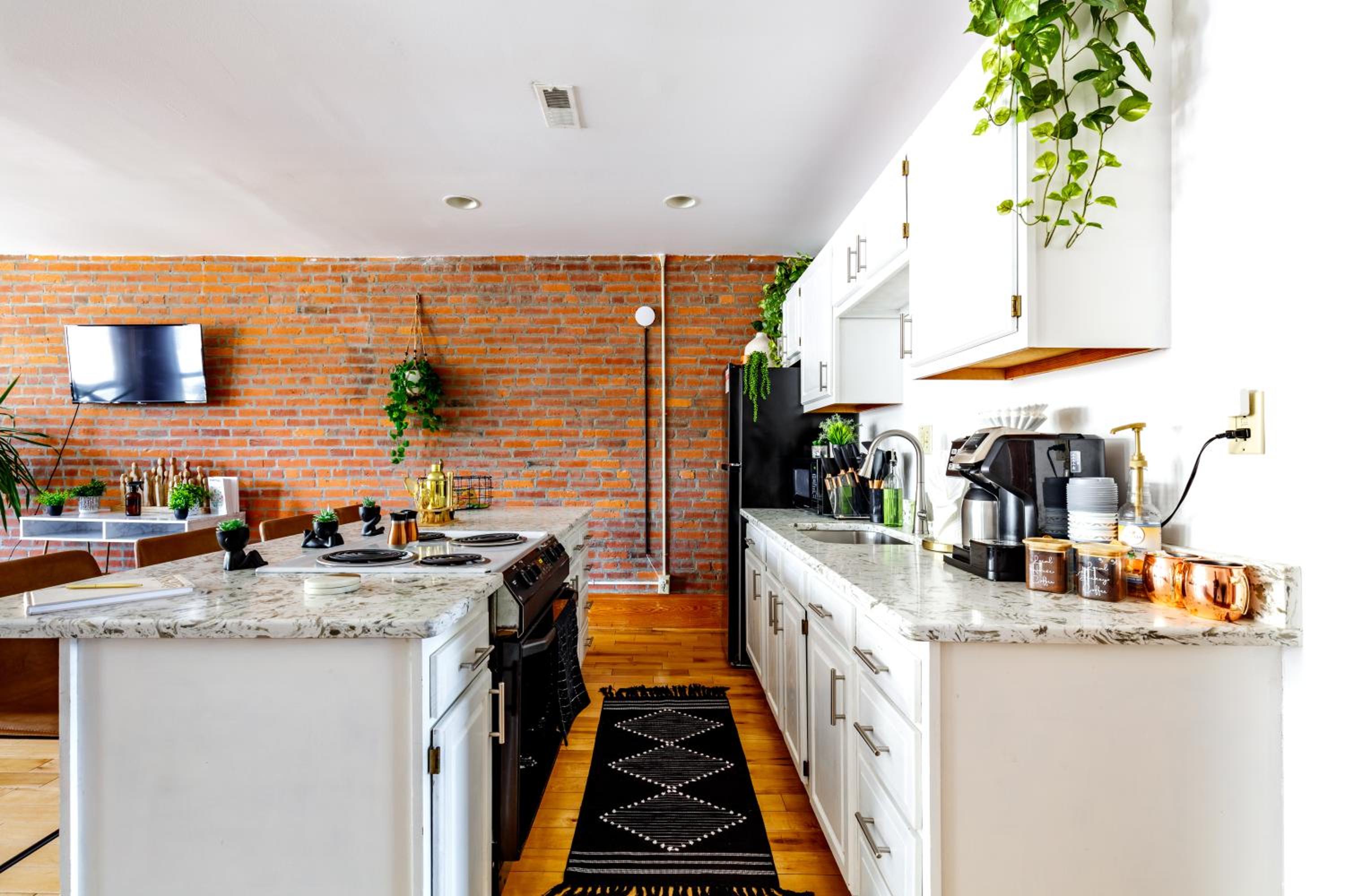 Jungle House Columbus Short North Downtown Free Parking - Walk to Convention Center & Nationwide Arena - 3BR Luxury Home - Sleeps 18 - Over 5,800 Five Star