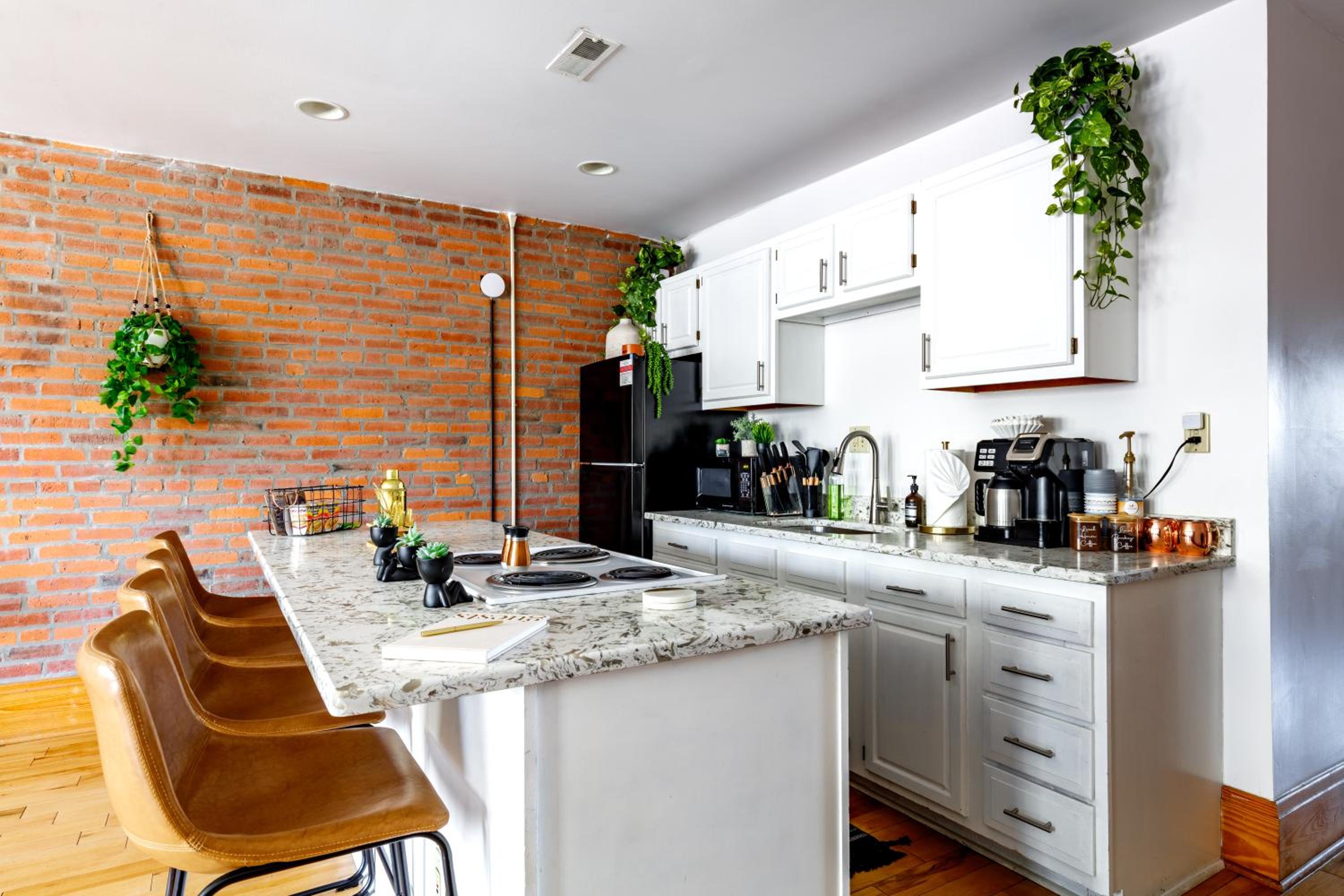 Jungle House Columbus Short North Downtown Free Parking - Walk to Convention Center & Nationwide Arena - 3BR Luxury Home - Sleeps 18 - Over 5,800 Five Star