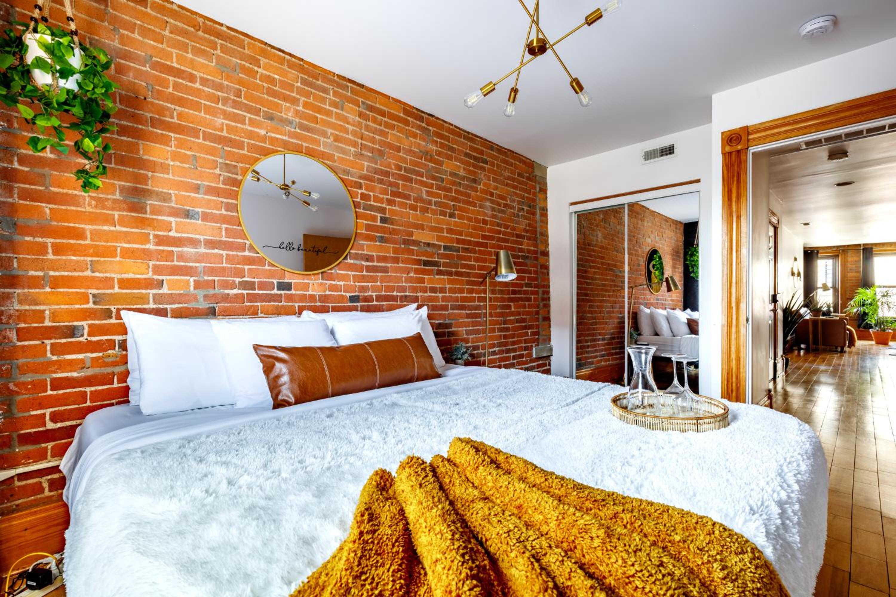 Jungle House Columbus Short North Downtown Free Parking - Walk to Convention Center & Nationwide Arena - 3BR Luxury Home - Sleeps 18 - Over 5,800 Five Star