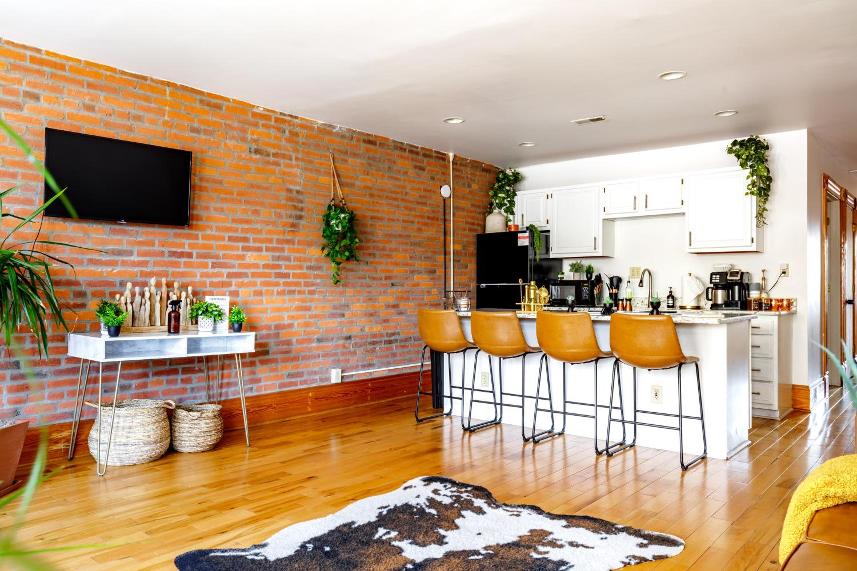 Jungle House Columbus Short North Downtown Free Parking - Walk to Convention Center & Nationwide Arena - 3BR Luxury Home - Sleeps 18 - Over 5,800 Five Star