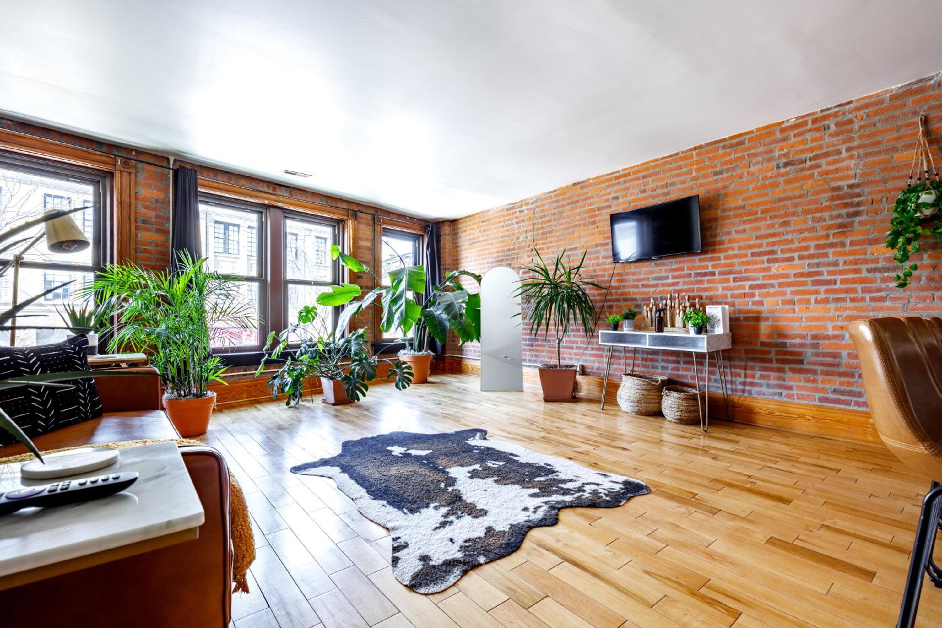 Jungle House Columbus Short North Downtown Free Parking - Walk to Convention Center & Nationwide Arena - 3BR Luxury Home - Sleeps 18 - Over 5,800 Five Star