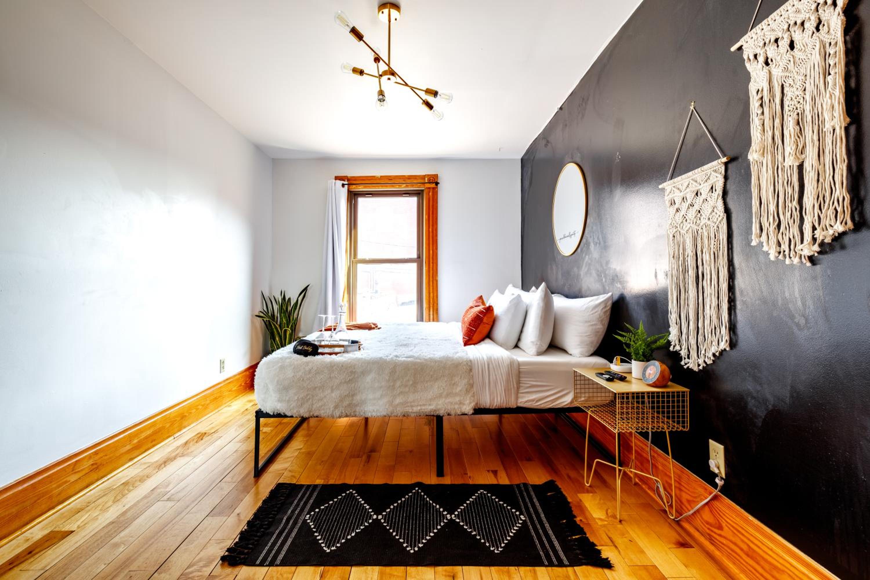 Jungle House Columbus Short North Downtown Free Parking - Walk to Convention Center & Nationwide Arena - 3BR Luxury Home - Sleeps 18 - Over 5,800 Five Star