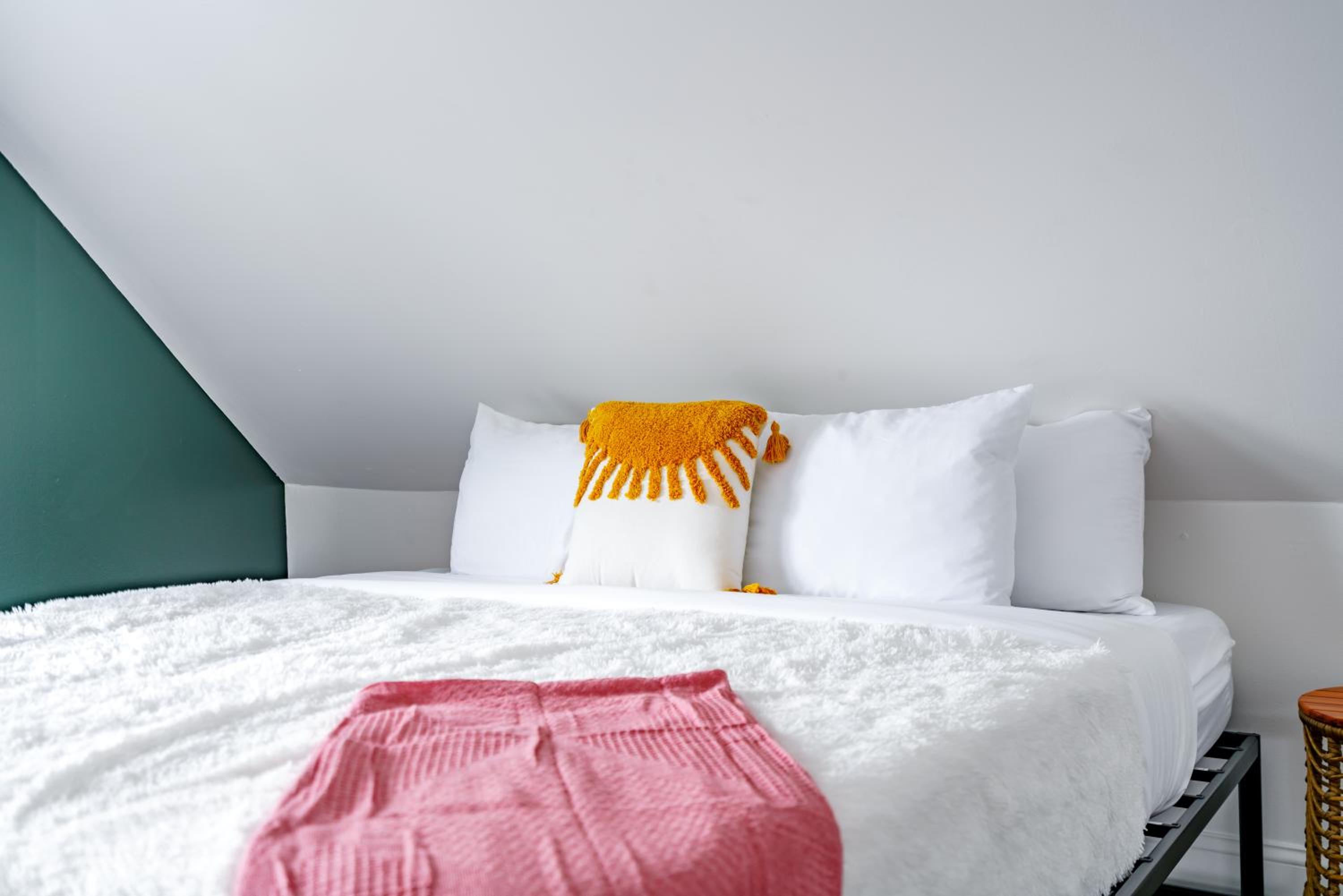 Jungle House Columbus Sleep 16 Downtown Ohio Free Parking - Near Convention Center & Nationwide Arena - 4BR Luxury Home - Pet Friendly - Over 5,800 Five St