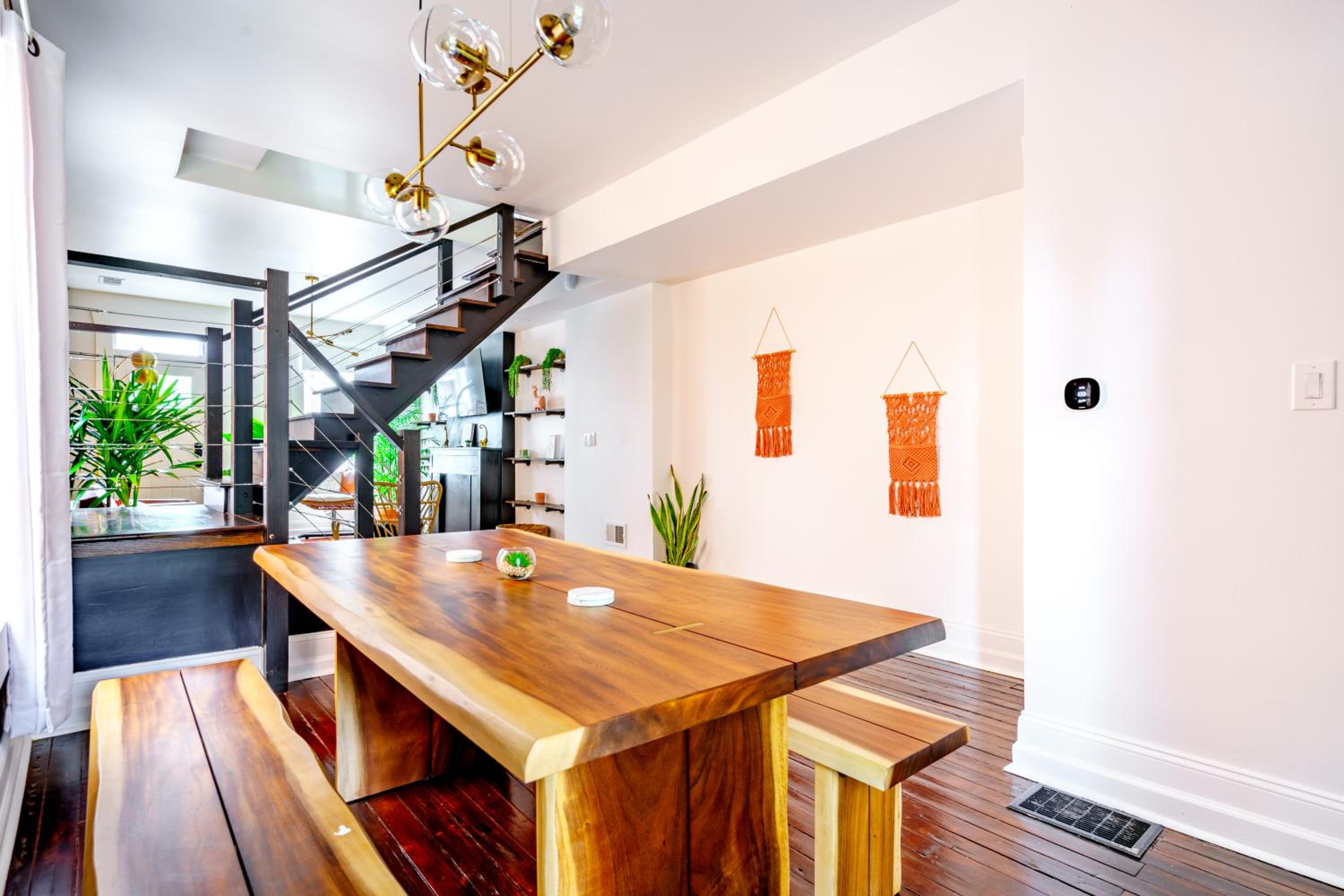 Jungle House Columbus Sleep 16 Downtown Ohio Free Parking - Near Convention Center & Nationwide Arena - 4BR Luxury Home - Pet Friendly - Over 5,800 Five St