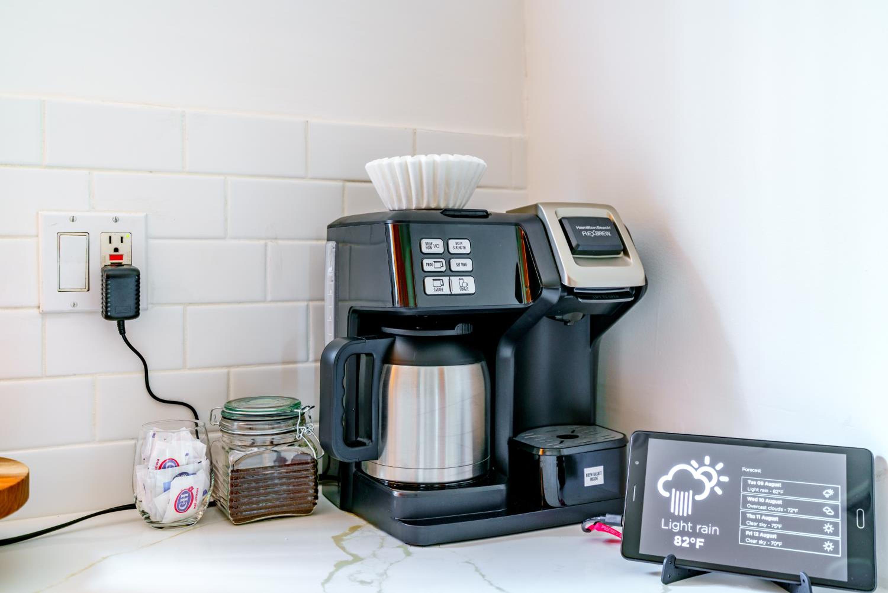 Jungle House Columbus Sleep 16 Downtown Ohio Free Parking - Near Convention Center & Nationwide Arena - 4BR Luxury Home - Pet Friendly - Over 5,800 Five St