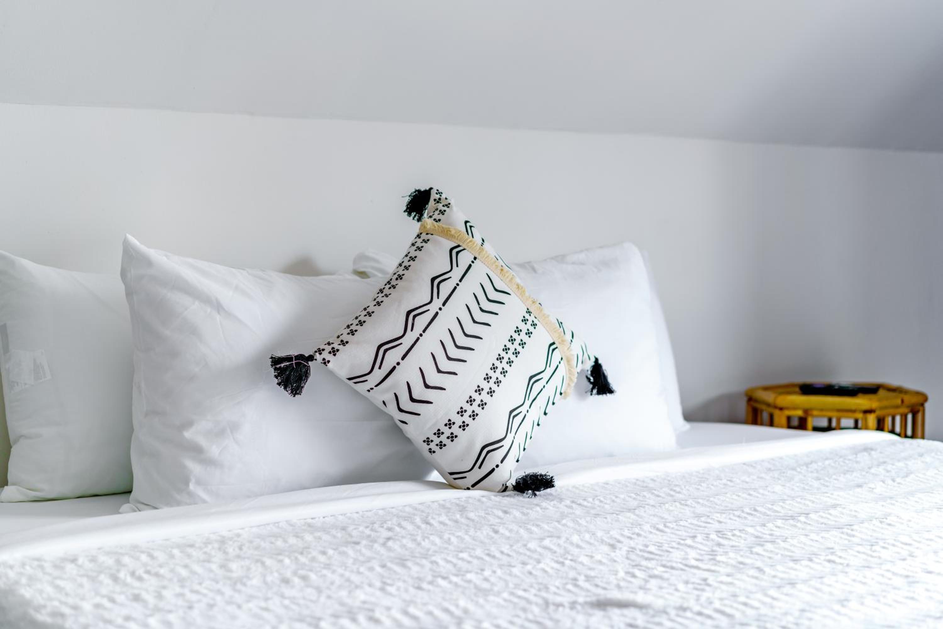 Jungle House Columbus Sleep 16 Downtown Ohio Free Parking - Near Convention Center & Nationwide Arena - 4BR Luxury Home - Pet Friendly - Over 5,800 Five St