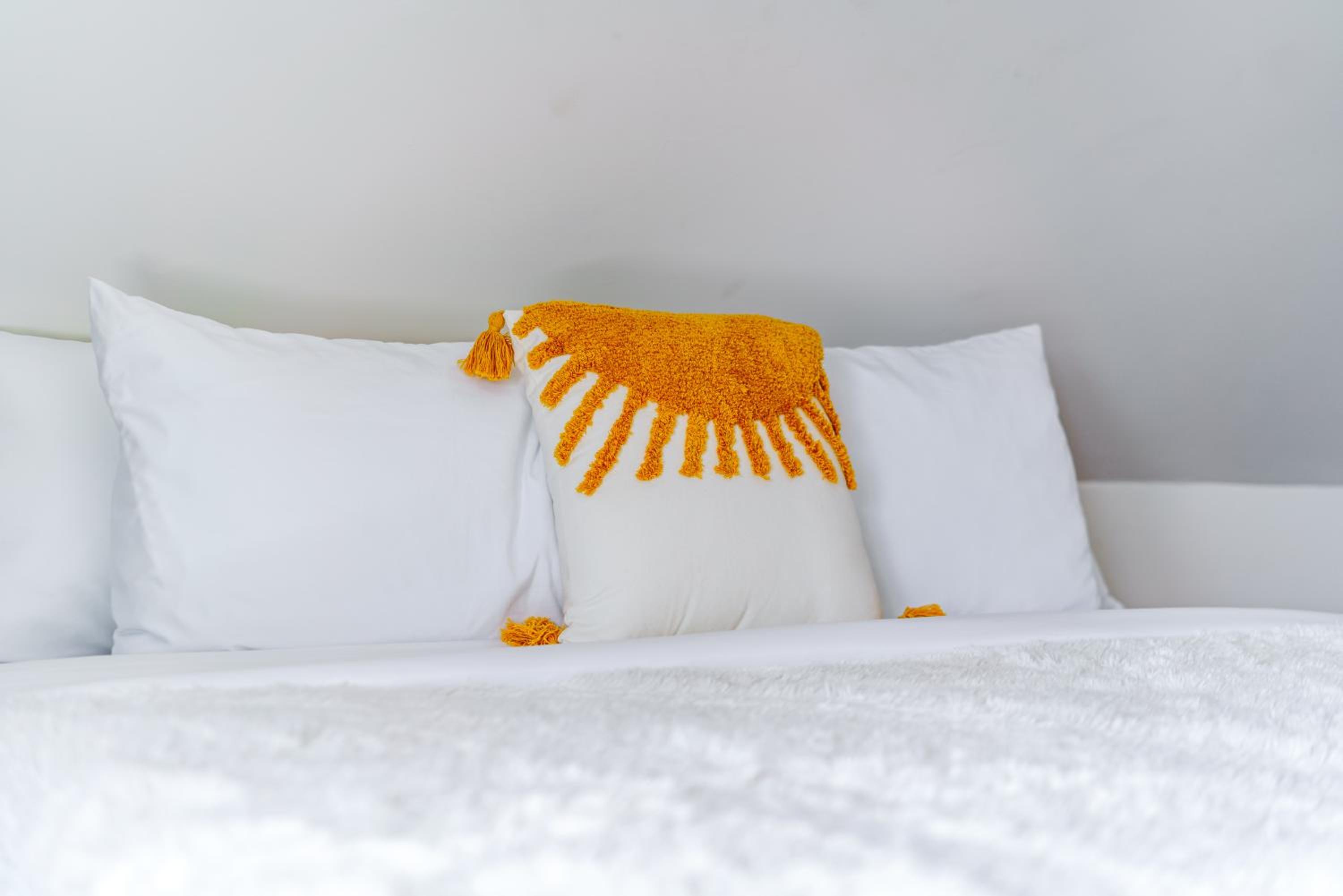 Jungle House Columbus Sleep 16 Downtown Ohio Free Parking - Near Convention Center & Nationwide Arena - 4BR Luxury Home - Pet Friendly - Over 5,800 Five St