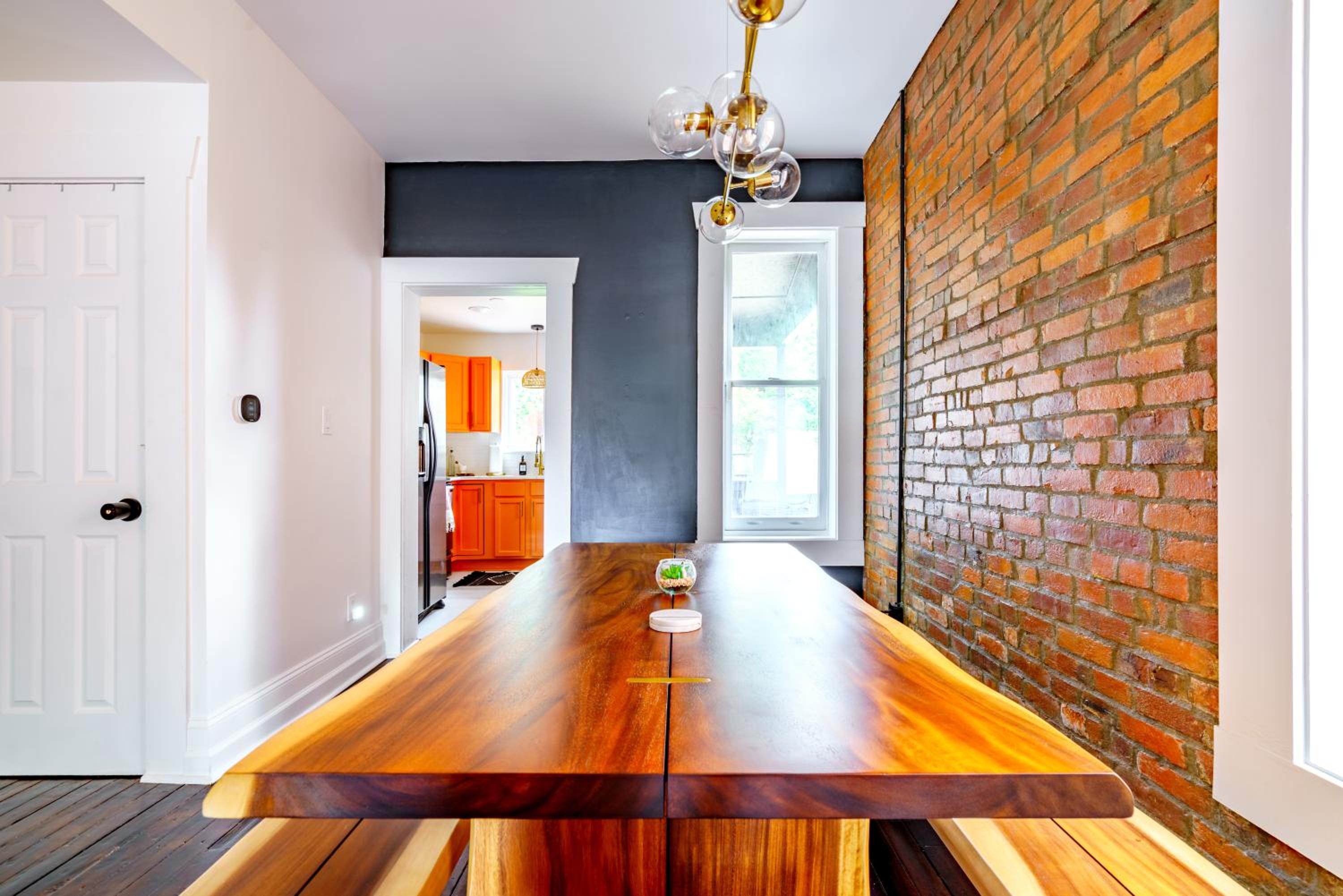 Jungle House Columbus Sleep 16 Downtown Ohio Free Parking - Near Convention Center & Nationwide Arena - 4BR Luxury Home - Pet Friendly - Over 5,800 Five St
