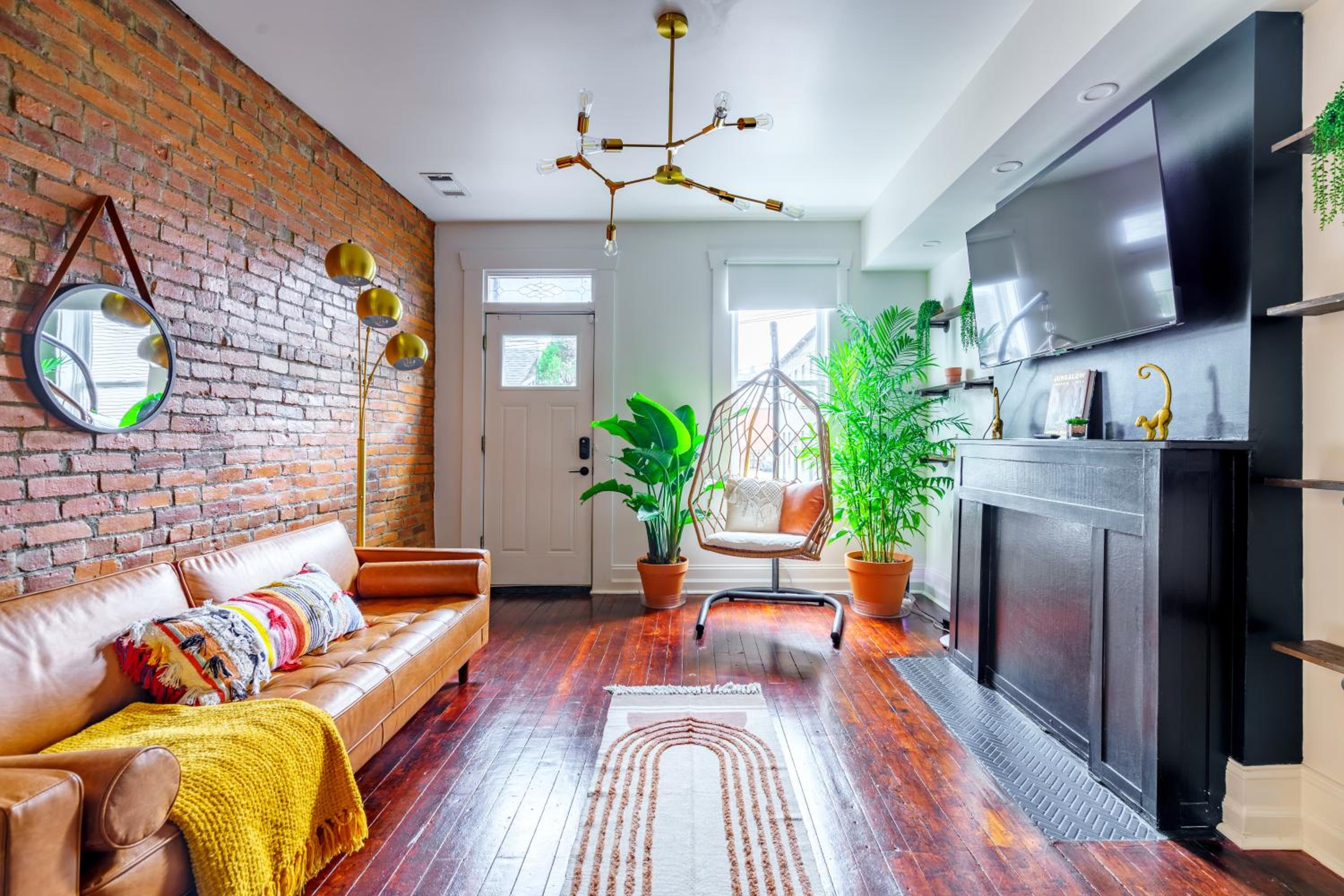 Jungle House Columbus Sleep 16 Downtown Ohio Free Parking - Near Convention Center & Nationwide Arena - 4BR Luxury Home - Pet Friendly - Over 5,800 Five St