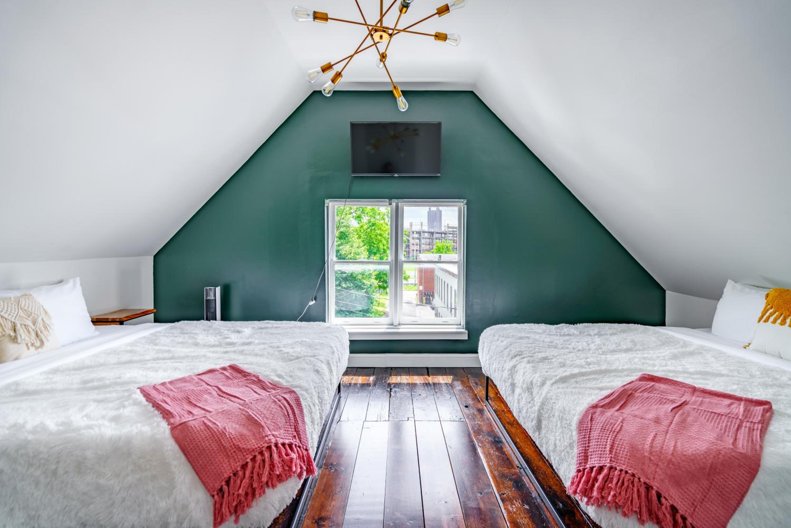 Jungle House Columbus Sleep 16 Downtown Ohio Free Parking - Near Convention Center & Nationwide Arena - 4BR Luxury Home - Pet Friendly - Over 5,800 Five St