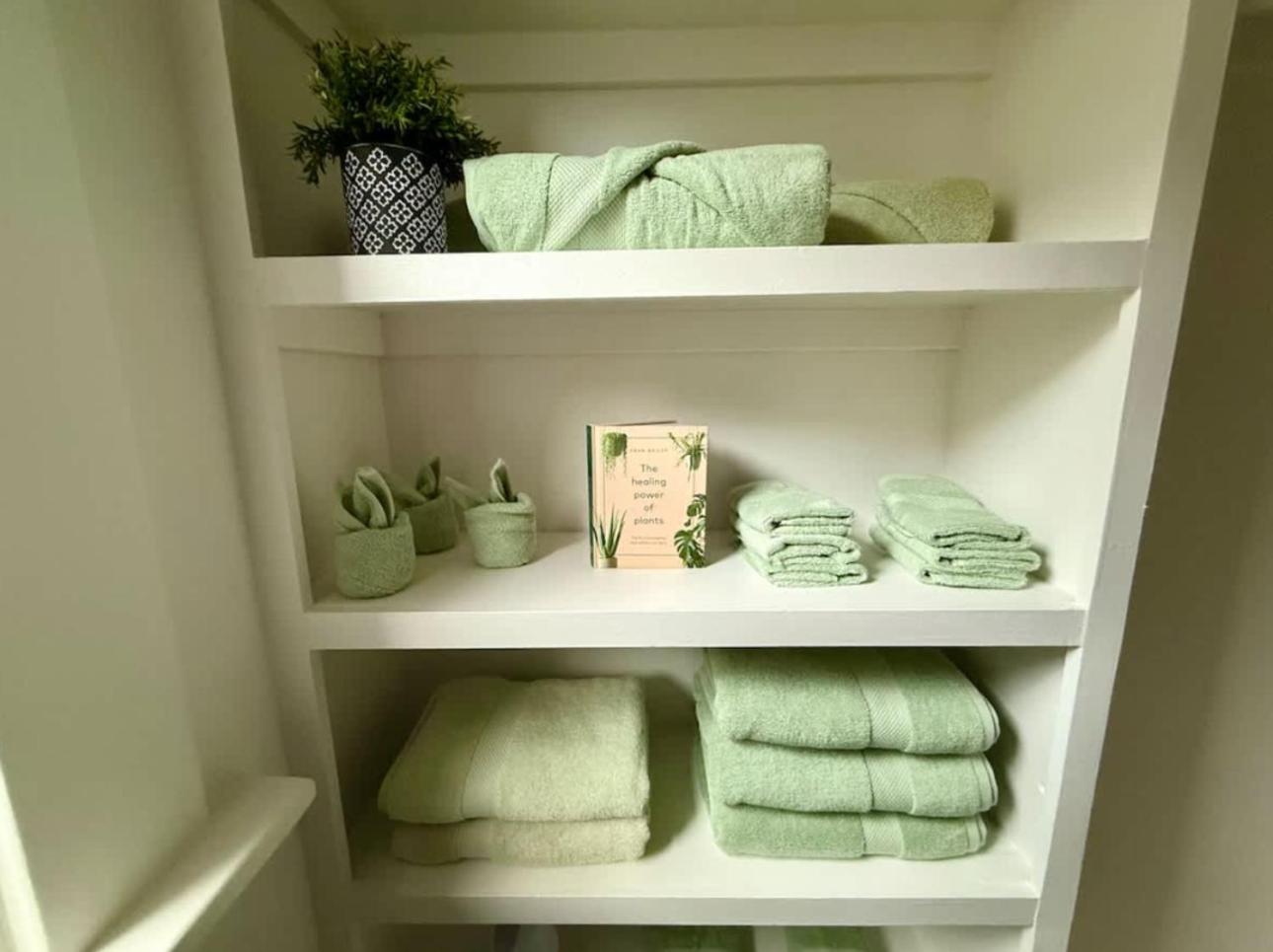 Jungle House Columbus Sleep 24 Downtown Ohio Free Parking - Near Convention Center & Nationwide Arena - 8BR Short North Luxury Home - Over 5,800 Five Star 