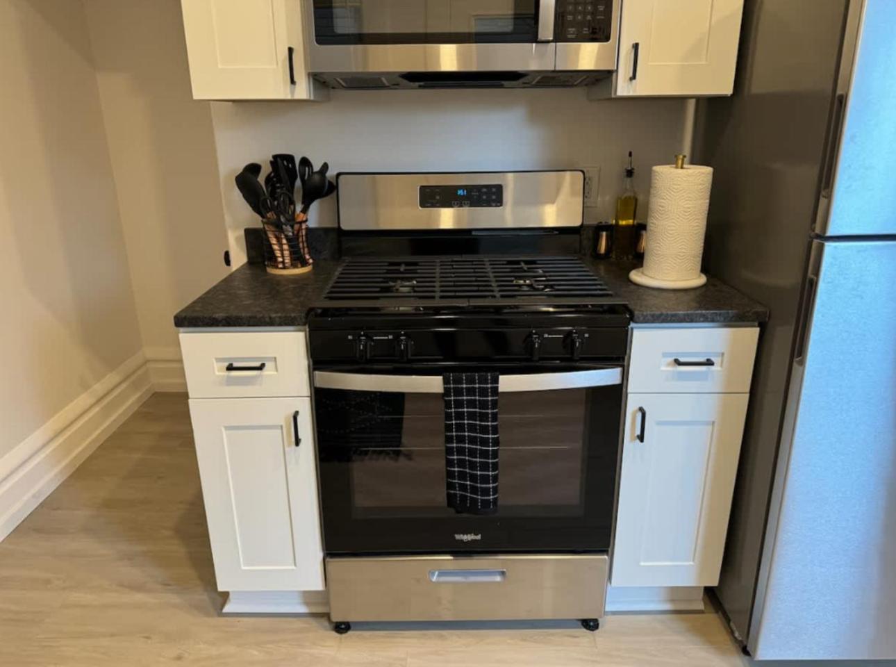 Jungle House Columbus Sleep 24 Downtown Ohio Free Parking - Near Convention Center & Nationwide Arena - 8BR Short North Luxury Home - Over 5,800 Five Star 