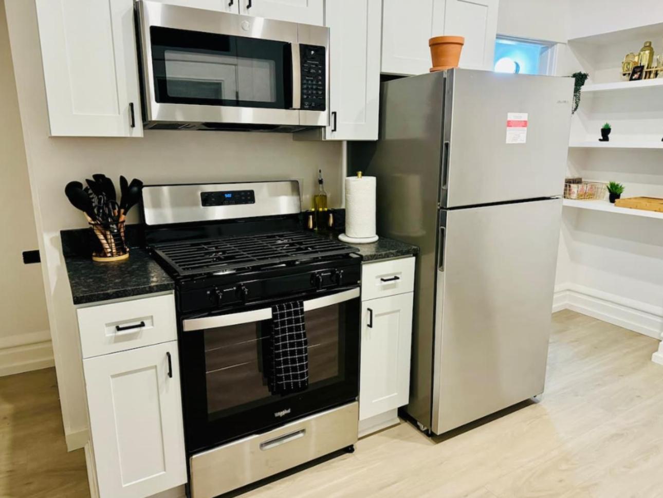 Jungle House Columbus Sleep 24 Downtown Ohio Free Parking - Near Convention Center & Nationwide Arena - 8BR Short North Luxury Home - Over 5,800 Five Star 