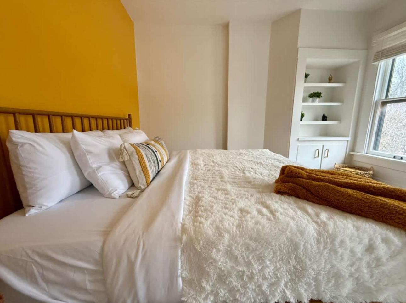 Jungle House Columbus Sleep 24 Downtown Ohio Free Parking - Near Convention Center & Nationwide Arena - 8BR Short North Luxury Home - Over 5,800 Five Star 