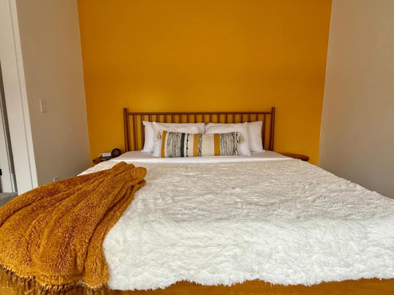Jungle House Columbus Sleep 24 Downtown Ohio Free Parking - Near Convention Center & Nationwide Arena - 8BR Short North Luxury Home - Over 5,800 Five Star 