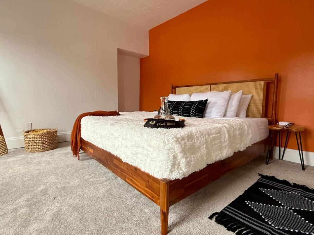Jungle House Columbus Sleep 24 Downtown Ohio Free Parking - Near Convention Center & Nationwide Arena - 8BR Short North Luxury Home - Over 5,800 Five Star 