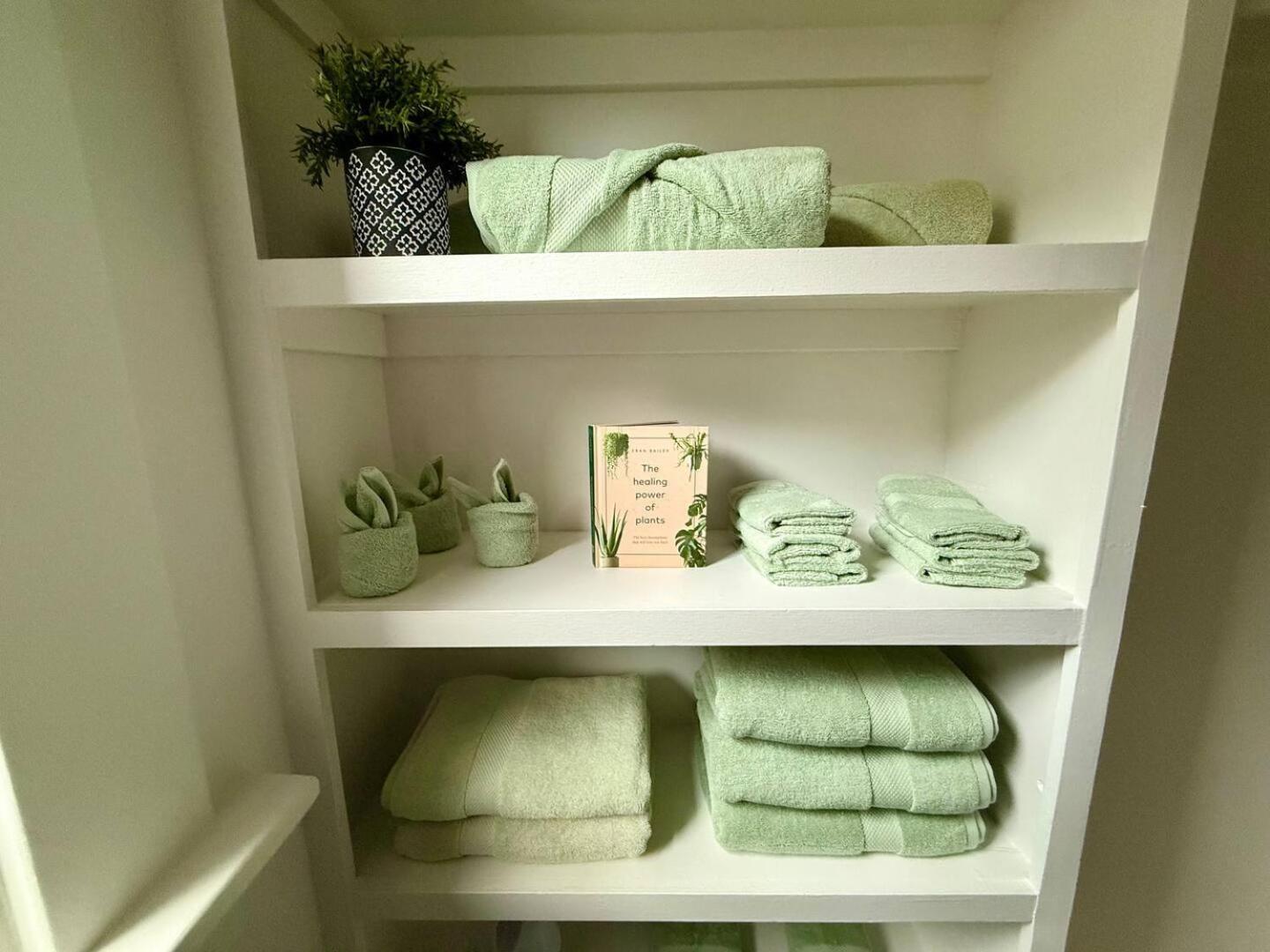 Jungle House Luxury Homes - Columbus Downtown Short North - Near Convention Center & Nationwide Arena - Sleeps up to 12 - Free Parking - Over 5,800 Five St