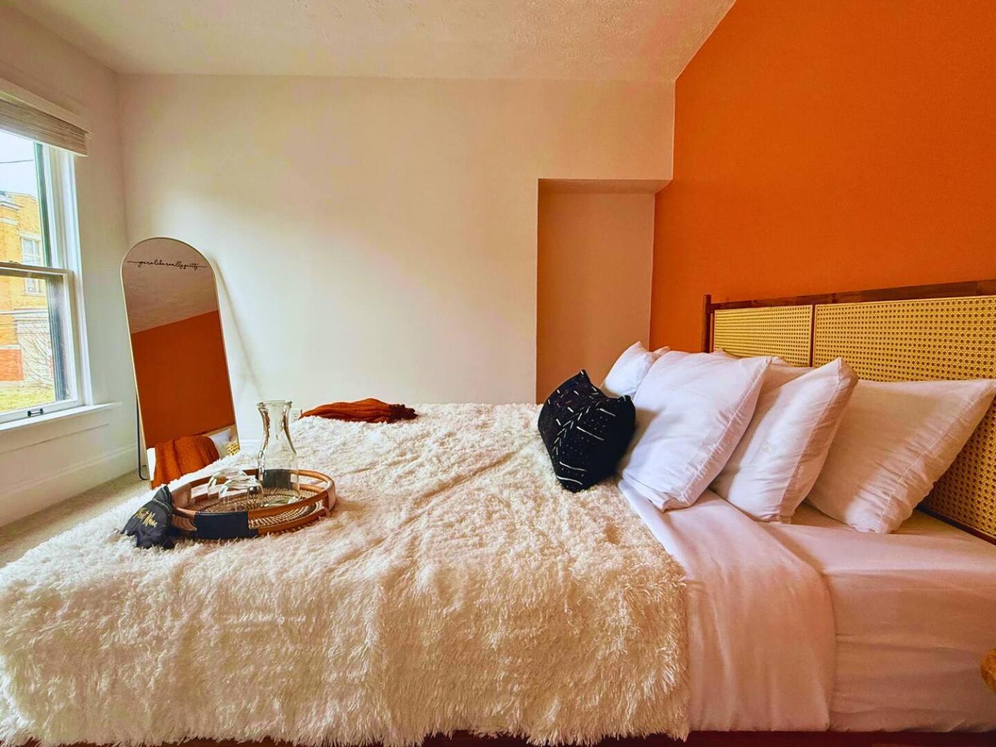 Jungle House Luxury Homes - Columbus Downtown Short North - Near Convention Center & Nationwide Arena - Sleeps up to 12 - Free Parking - Over 5,800 Five St