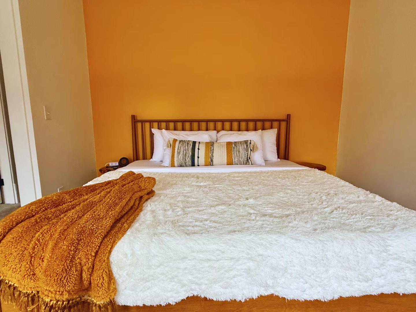 Jungle House Luxury Homes - Columbus Downtown Short North - Near Convention Center & Nationwide Arena - Sleeps up to 12 - Free Parking - Over 5,800 Five St
