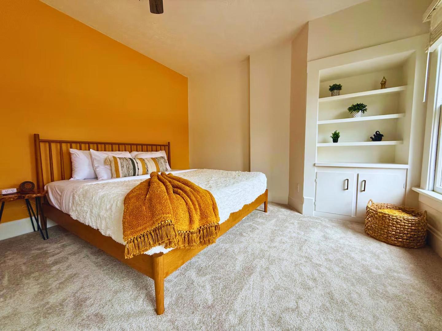 Jungle House Luxury Homes - Columbus Downtown Short North - Near Convention Center & Nationwide Arena - Sleeps up to 12 - Free Parking - Over 5,800 Five St