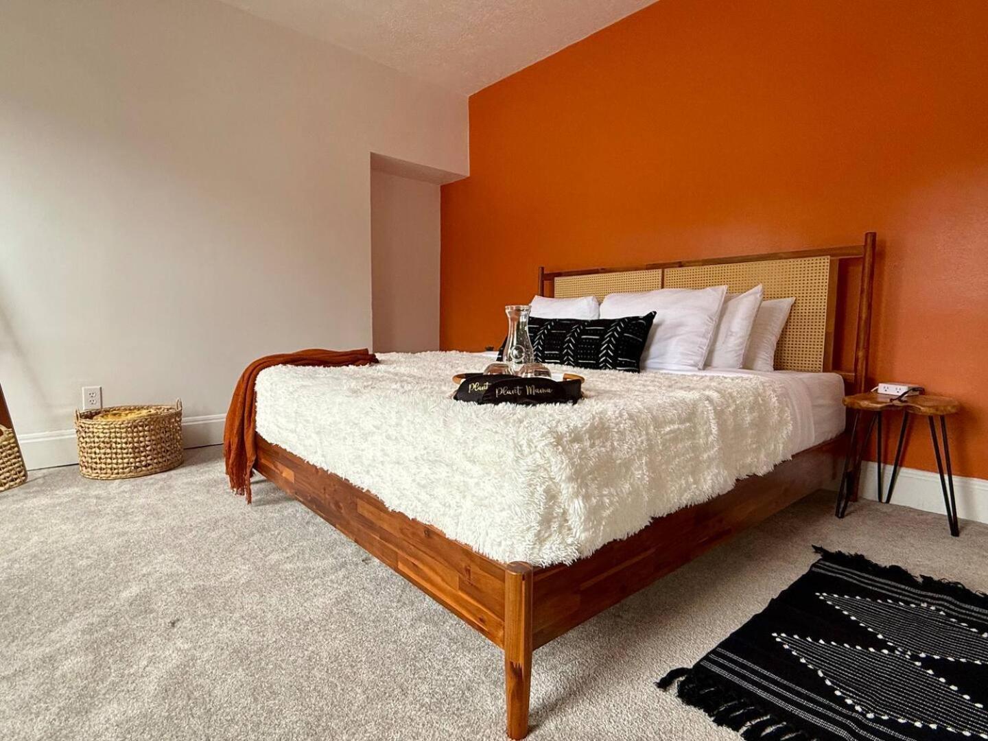 Jungle House Luxury Homes - Columbus Downtown Short North - Near Convention Center & Nationwide Arena - Sleeps up to 12 - Free Parking - Over 5,800 Five St