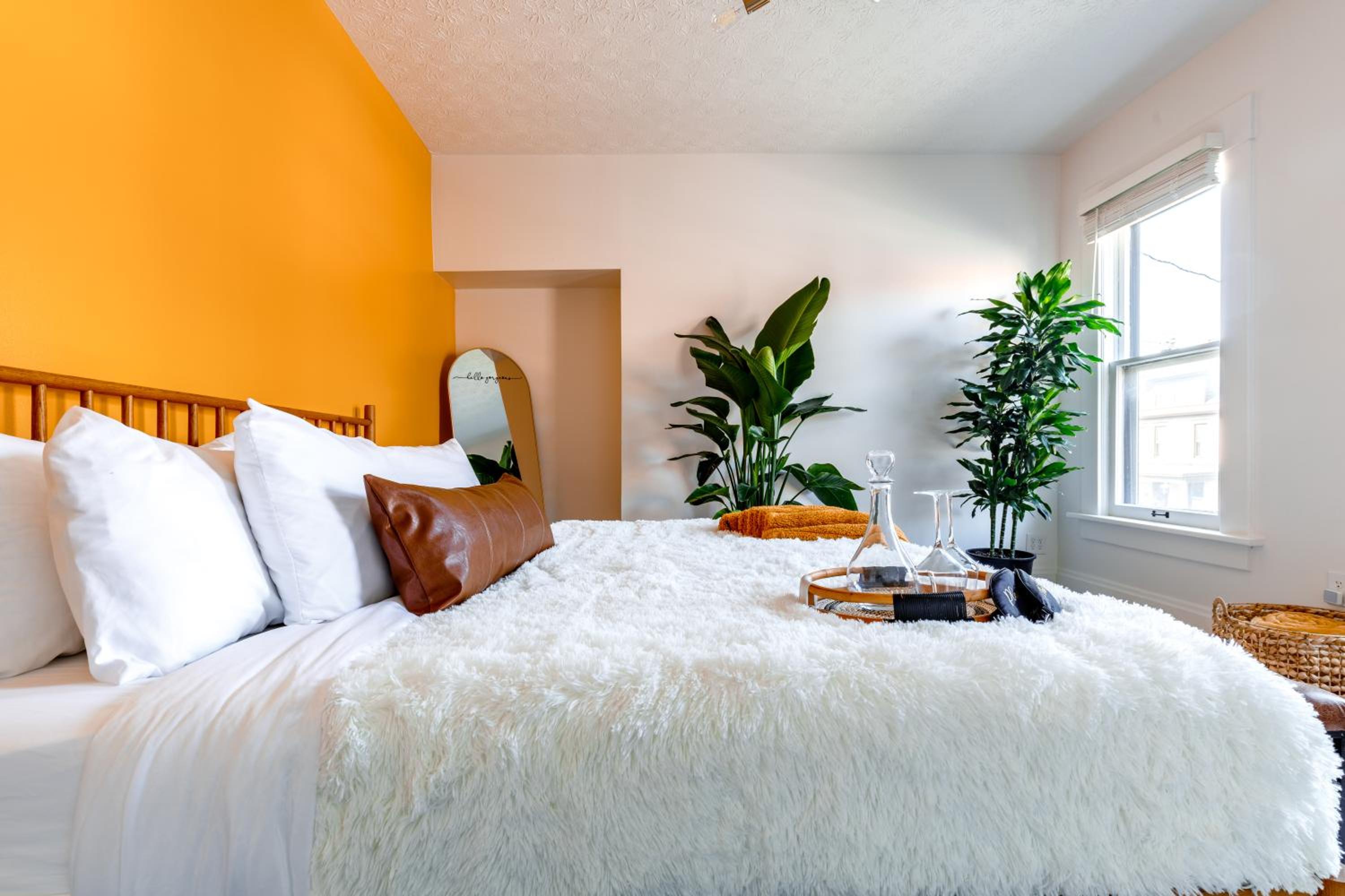 Jungle House Columbus Sleep 24 Downtown Ohio Free Parking - Near Convention Center & Nationwide Arena - 8BR Short North Luxury Home - Over 5,800 Five Star 