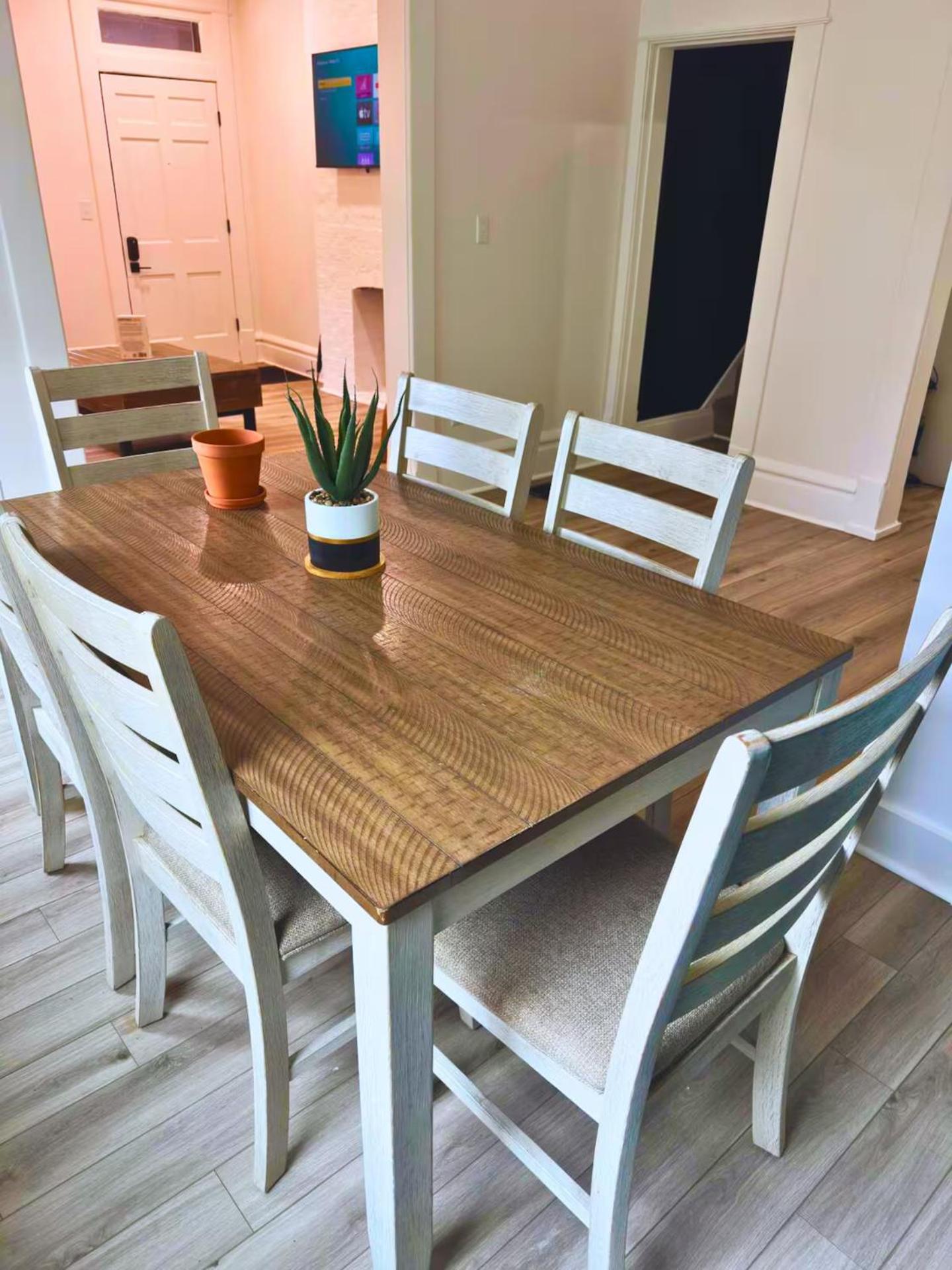 Jungle House Luxury Homes - Columbus Downtown Short North - Near Convention Center & Nationwide Arena - Sleeps up to 12 - Free Parking - Over 5,800 Five St