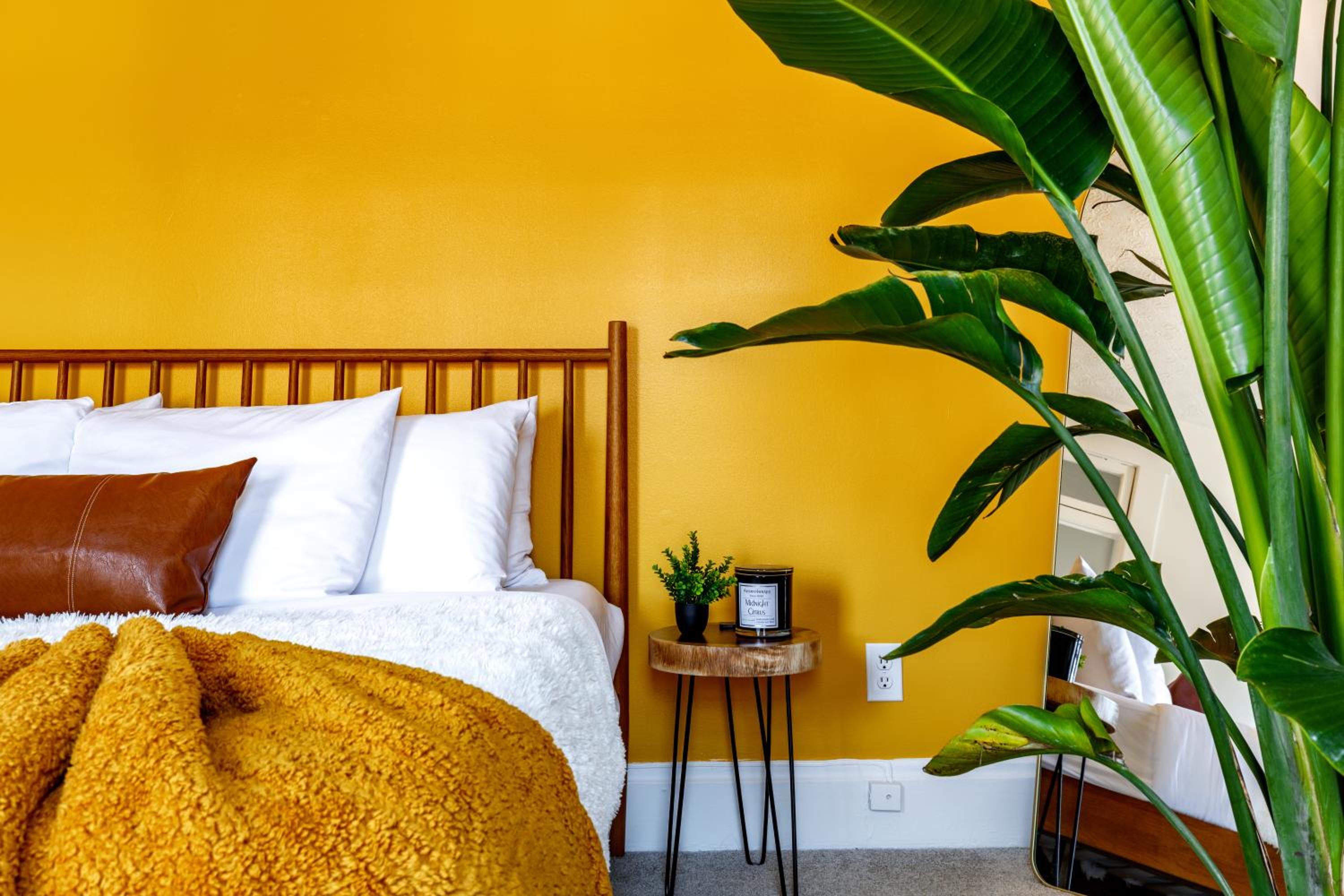 Jungle House Columbus Sleep 24 Downtown Ohio Free Parking - Near Convention Center & Nationwide Arena - 8BR Short North Luxury Home - Over 5,800 Five Star 