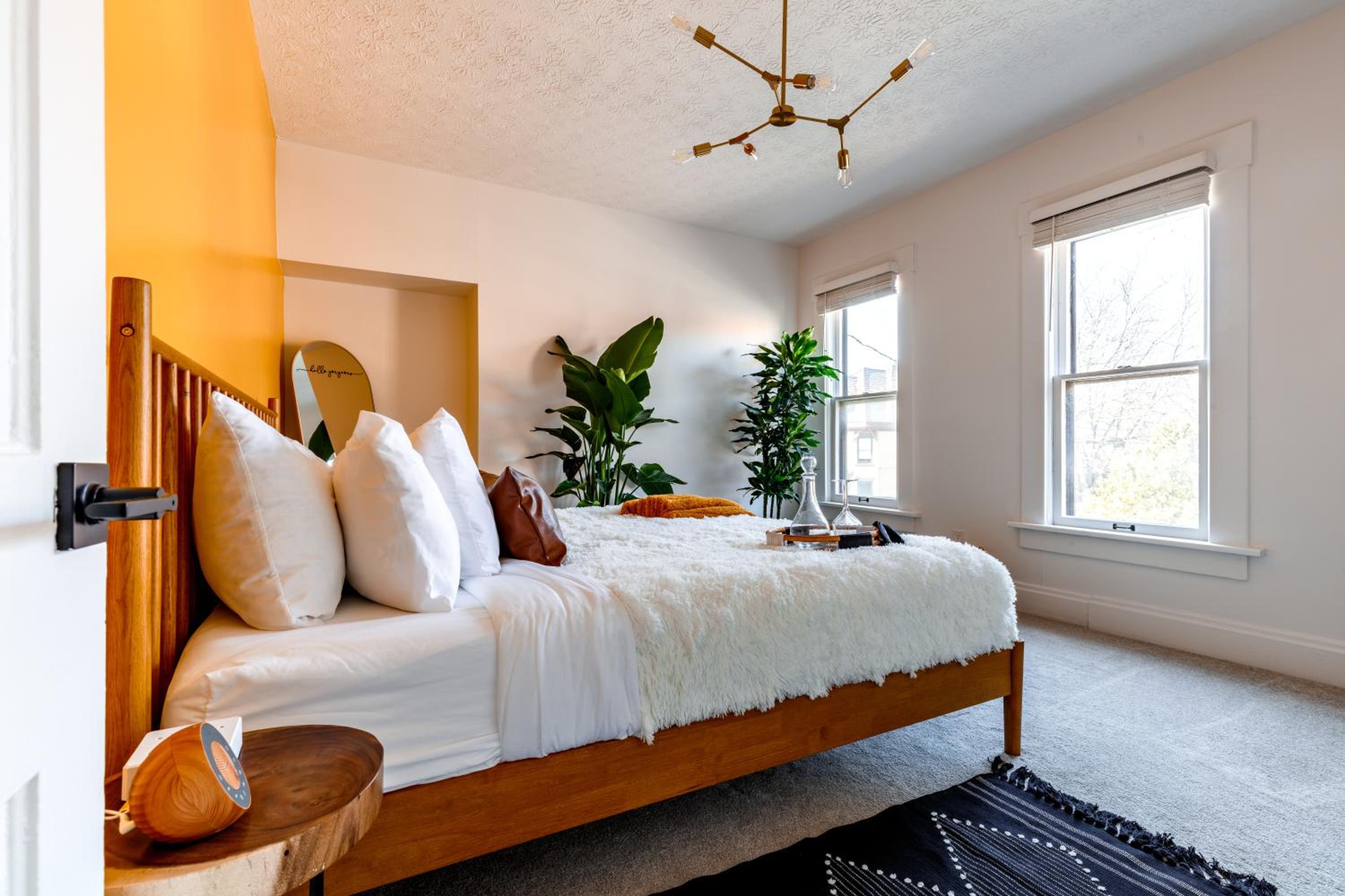 Jungle House Columbus Sleep 24 Downtown Ohio Free Parking - Near Convention Center & Nationwide Arena - 8BR Short North Luxury Home - Over 5,800 Five Star 