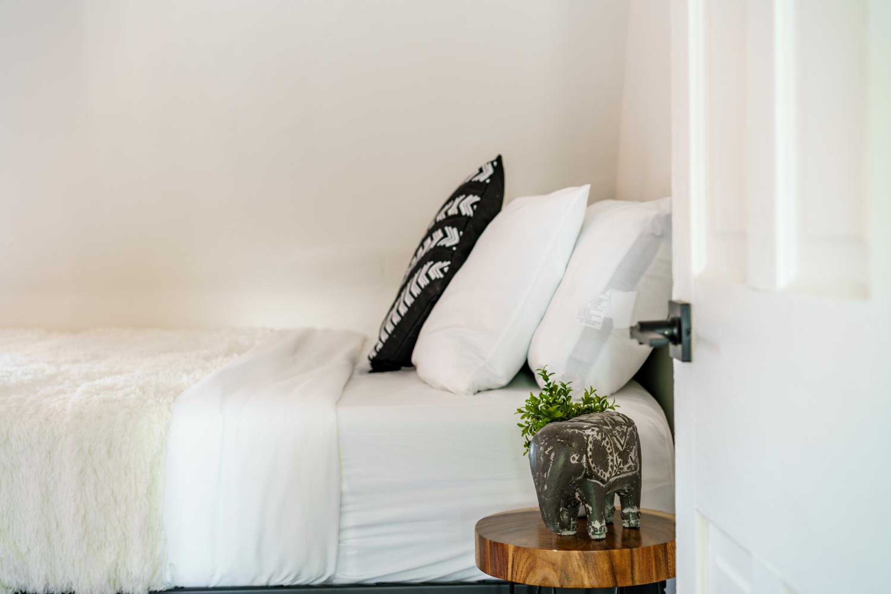 Jungle House Luxury Homes - Columbus Downtown Short North - Near Convention Center & Nationwide Arena - Sleeps up to 12 - Free Parking - Over 5,800 Five St